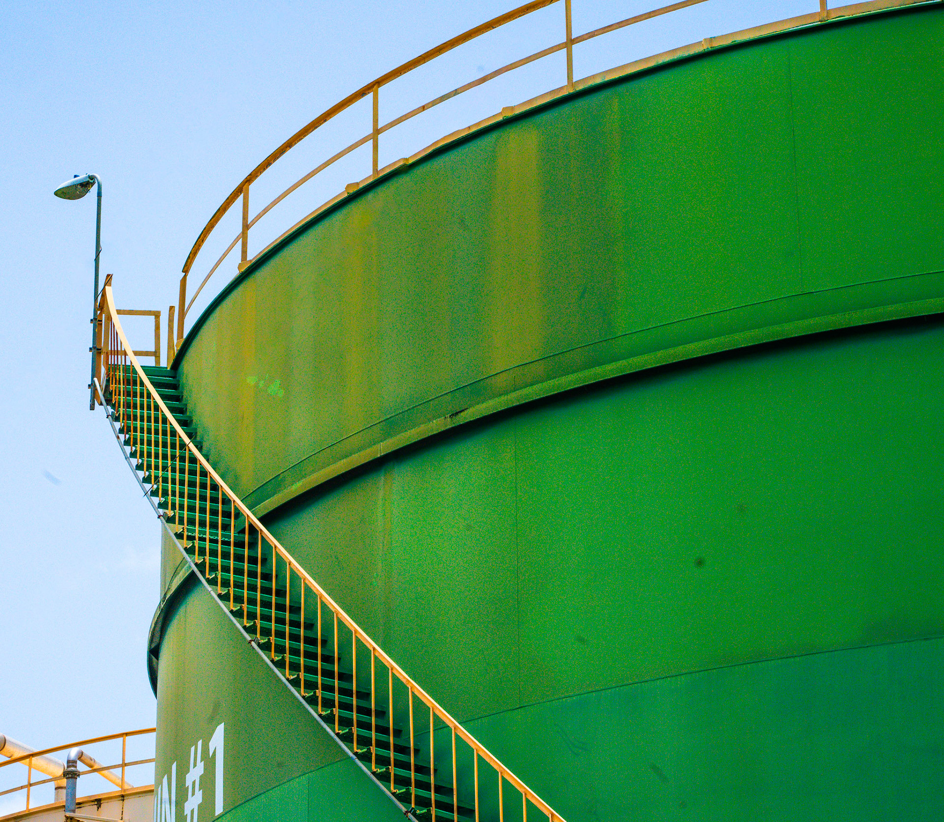 Un gigante cilíndrico que recuerda la belleza inesperada en lo funcional y cotidiano.