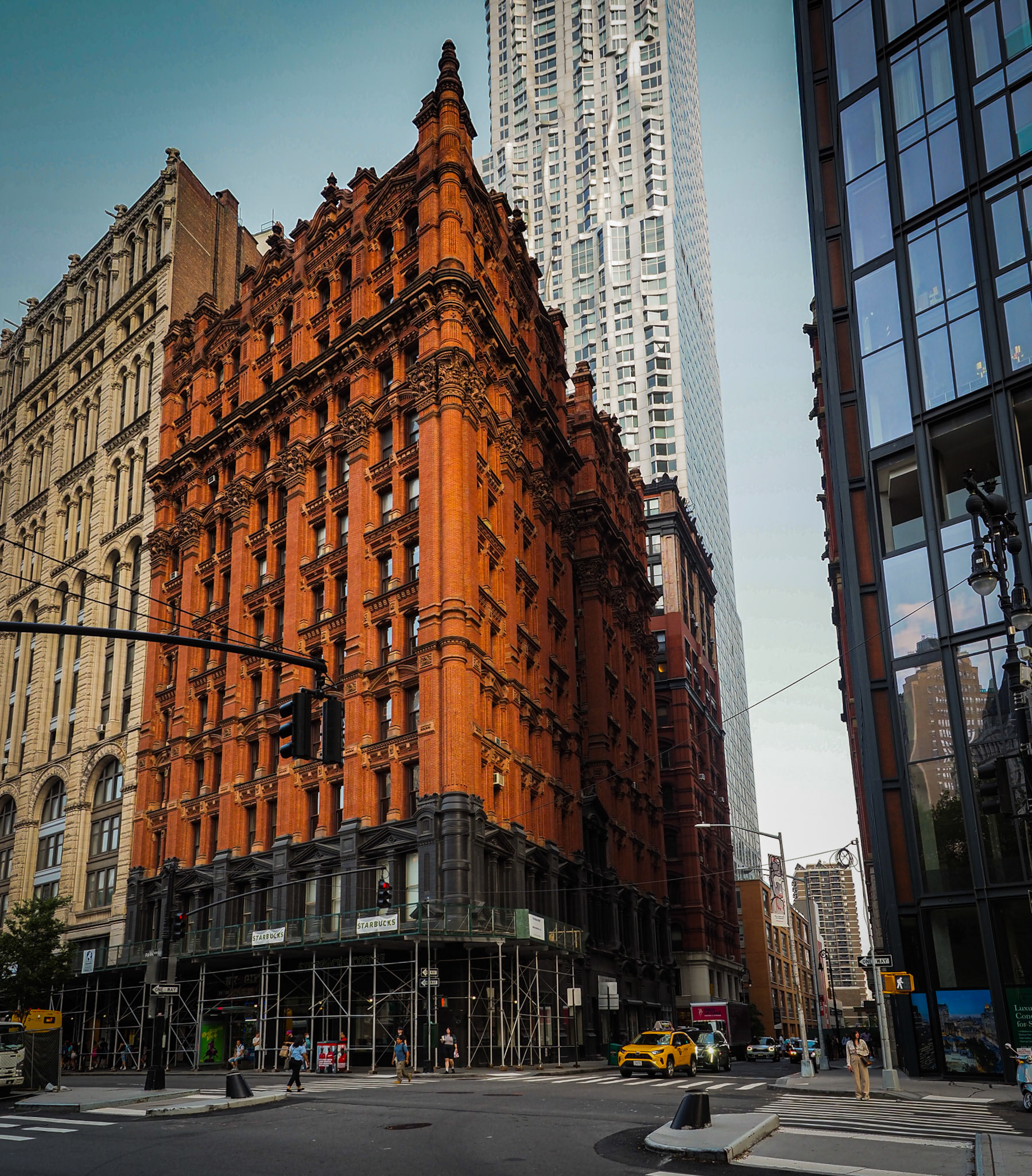 La memoria urbana se viste de ladrillo, recordando que cada esquina guarda historias centenarias.