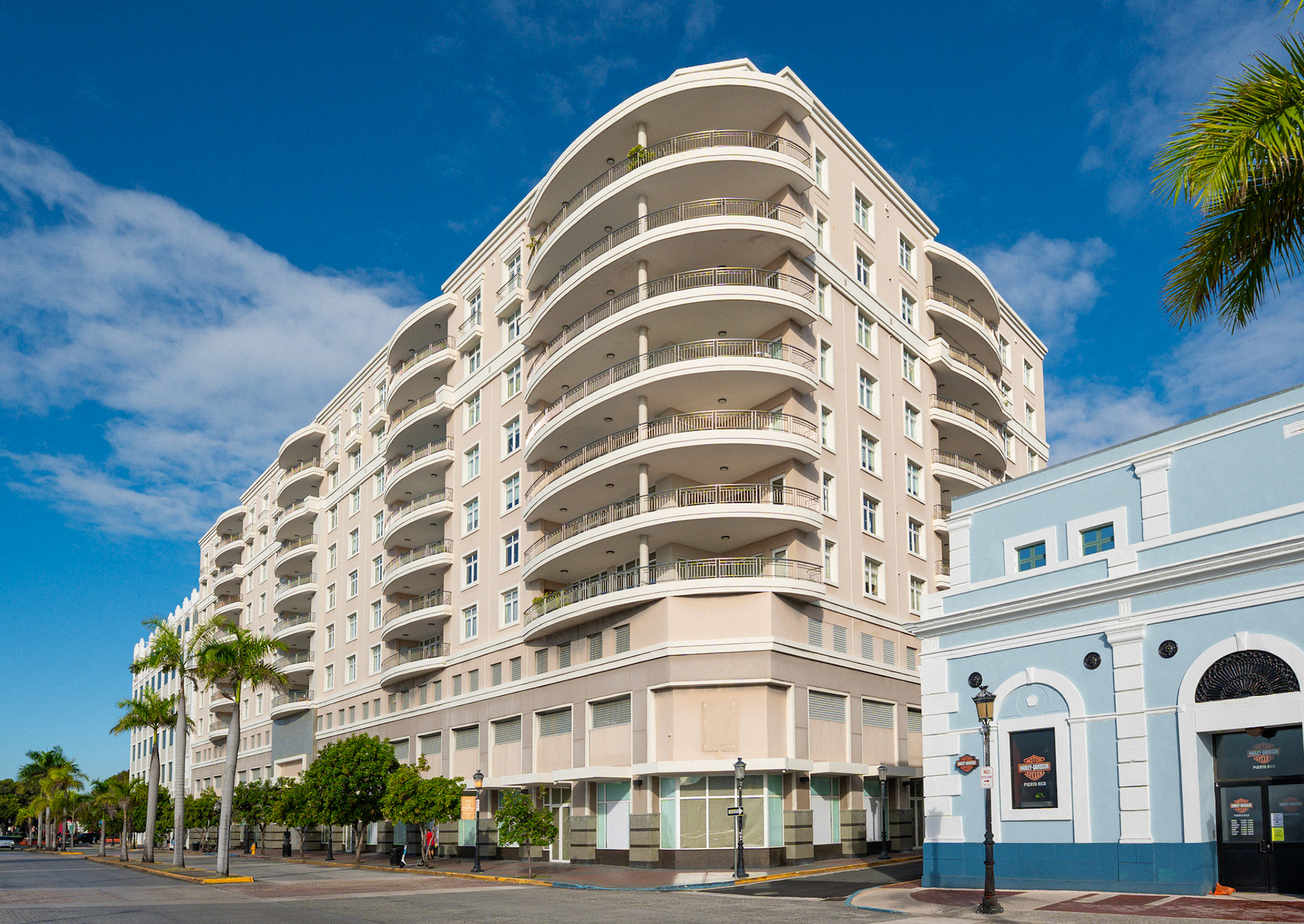 Volúmenes claros y simétricos que dialogan con la luz tropical y la brisa marina.