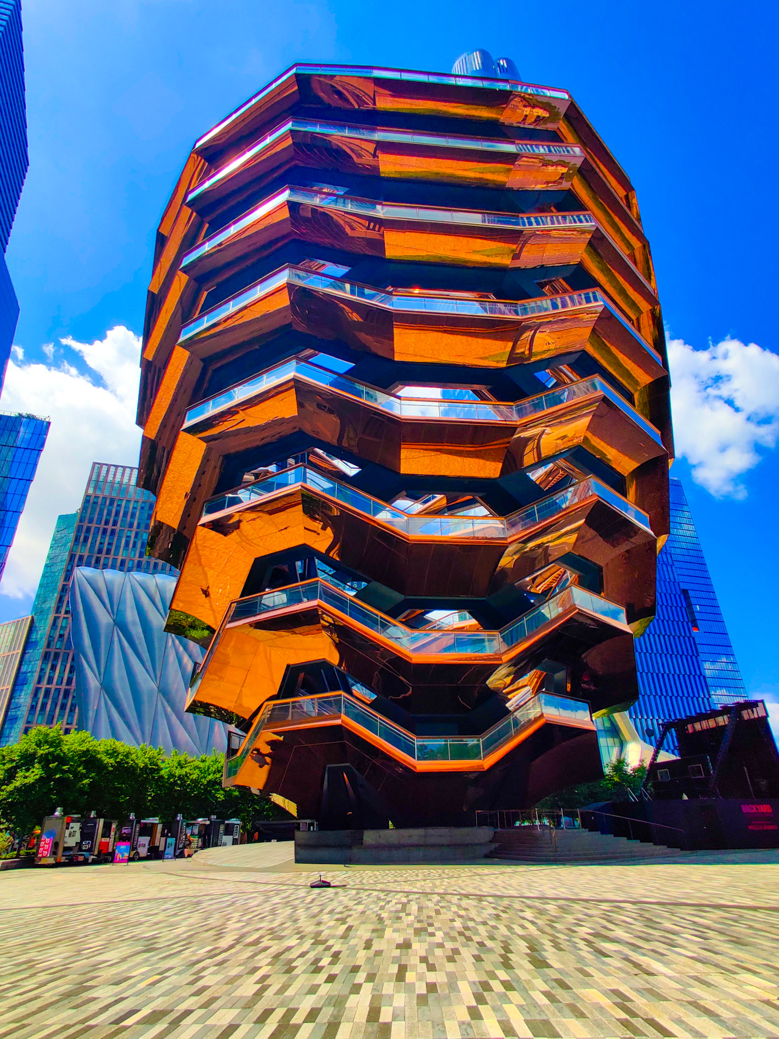 Una espiral de acero y cobre que invita a perderse entre geometrías ascendentes.