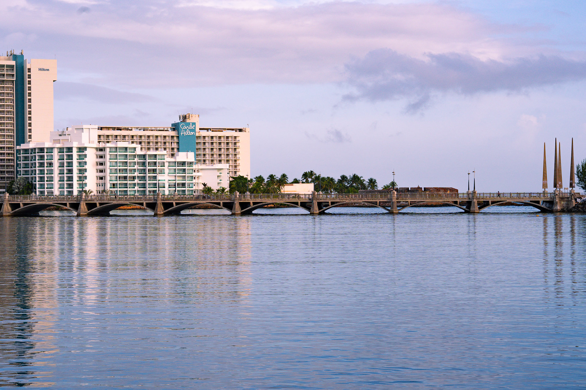 La calma del agua refleja la arquitectura costera, donde el horizonte abraza la ciudad.