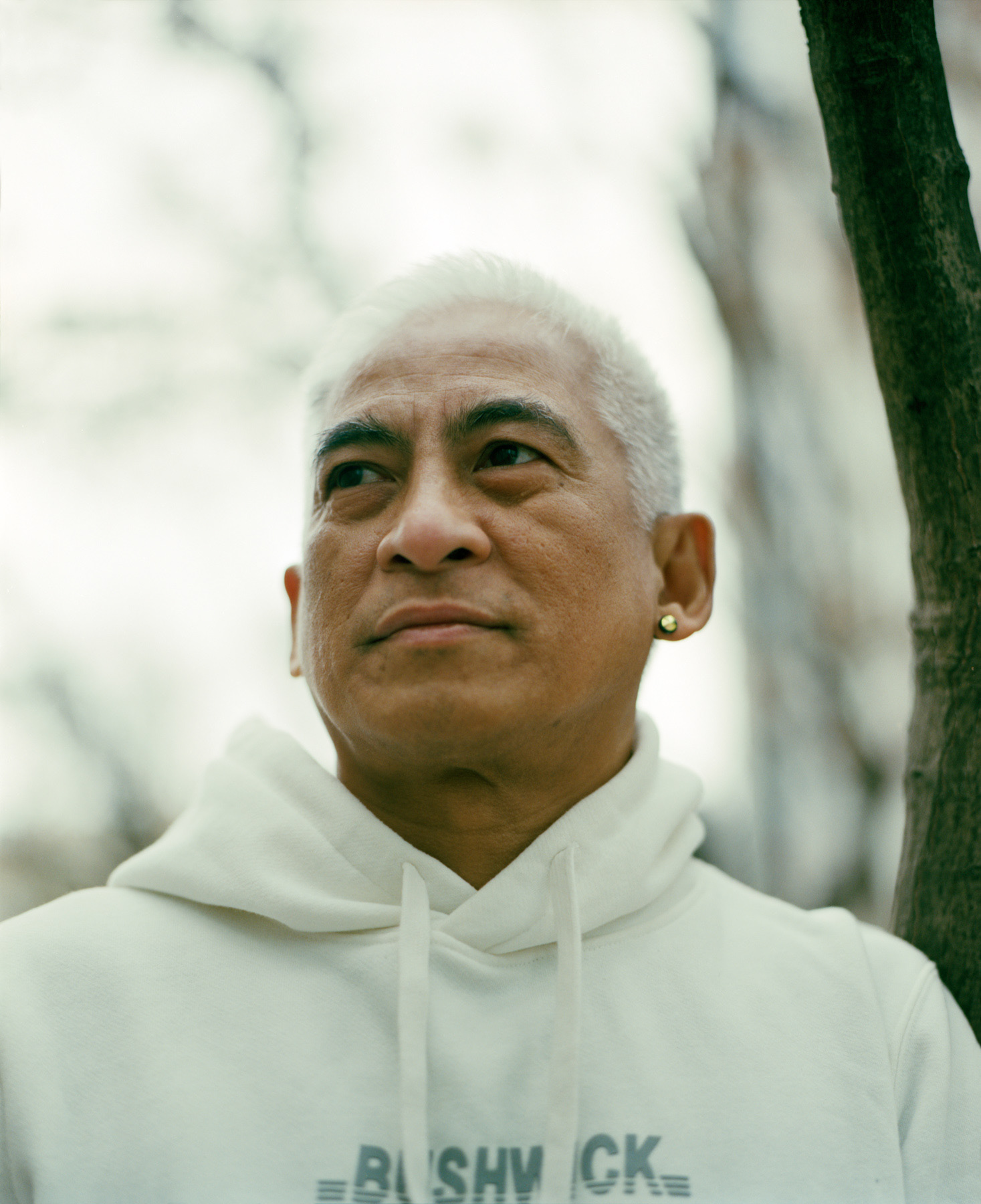 Carlo Oliver는 90년대에 한국에 와서 35년 동안 이주노동자로 살았다. 처음에는 철공소에서 일했으며, 이후 염색 공장을 거쳐 현재는 자수 공장에서 일하고 있다.    한국에 처음 왔을 때는 필리핀인이 거의 없었다고 한다. 한국어 소통이 어려웠고, 문화 차이도 커서 한국 생활이 쉽지 않았다. 지금까지도 일터에서 때때로 인종차별을 경험한다고 한다.    카를로는 90년대부터 필리핀 노동자 연대에 참여해왔다. 이주노동자들이 비슷한 어려움을 겪기 때문에 서로 연대하여 돕는 것이 모두에게 좋은 일이라고 생각한다. 잊지 못할 경험으로는 이주민 인권을 위한 집회에 참여한 것을 꼽는다. 미등록 이주민들의 생존권을 지키기 위해 함께 한 것을 의미 있는 행동으로 여기고 있다.    카를로는 한국에서 반려자를 만나 결혼했다. 대사관에서 간단히 문서를 작성하는 것으로 결혼식을 대신했다. 현재 가족들은 모두 필리핀에 있으며, 두 자녀는 각각 대학에서 건축학과 치의학을 전공 중이다. 먼 곳에서 가족을 위해 헌신하는 삶을 살았지만 명절에는 어쩔 수 없는 외로움과 그리움을 느낀다고 한다. (2025) 