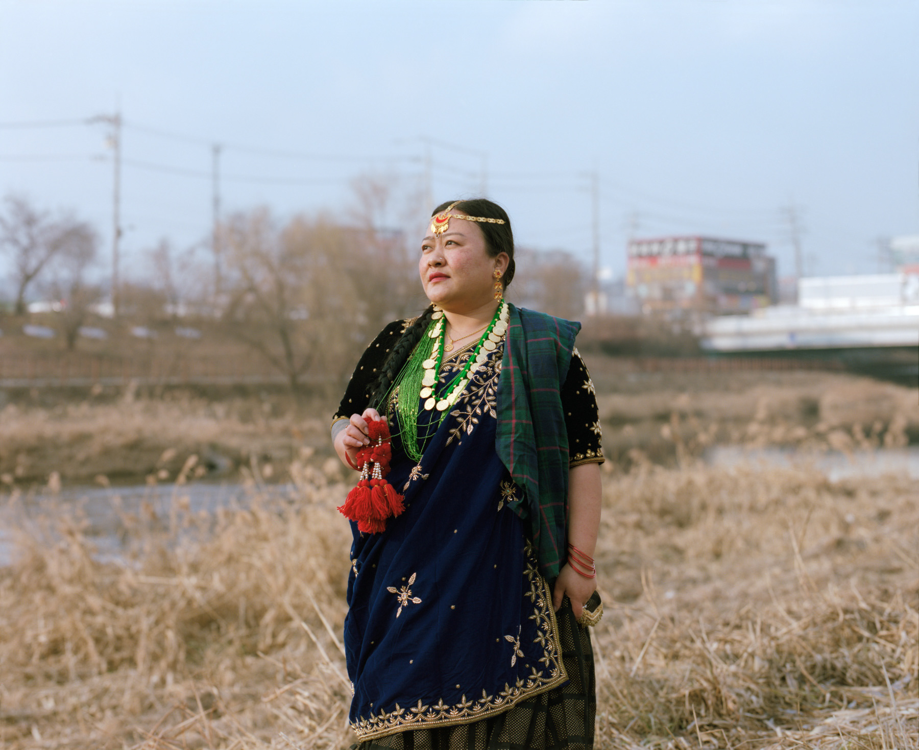 Gurung Itika(I마야)는 15년전 네팔에서 결혼이민자로 한국에 왔다. 처음에는 대구에서 살았지만 지금은 초등학생 아들과 오산에 거주한다. 마야는 여성센터에서 머물렀던 것이 계기가 되어 이주민 쉼터에서 이주노동자들을 돕는 일을 시작했다. 한국말이 서툴어서 고용주와의 분쟁과 병원이용에 어려움을 겪는 이주노동자들의 통역과 상담을 맡고 있다. 마야가 있는 이주민 쉼터에는 직장이 문을 닫거나 임금체불로 일을 그만둔 이주노동자들의 임시거처이다. 네팔인들이 많이 있지만 방글라데시와 태국에서 온 노동자들도 있다고 한다. 마야는 쉼터의 언니같은 존재이로 숙소의 관리자이자 상담사이다. 마야의 존재로 쉼터에 모인 이들은  네팔음식을 요리를 함께하는 등의 친밀한 생활이 가능해졌다. (2025)