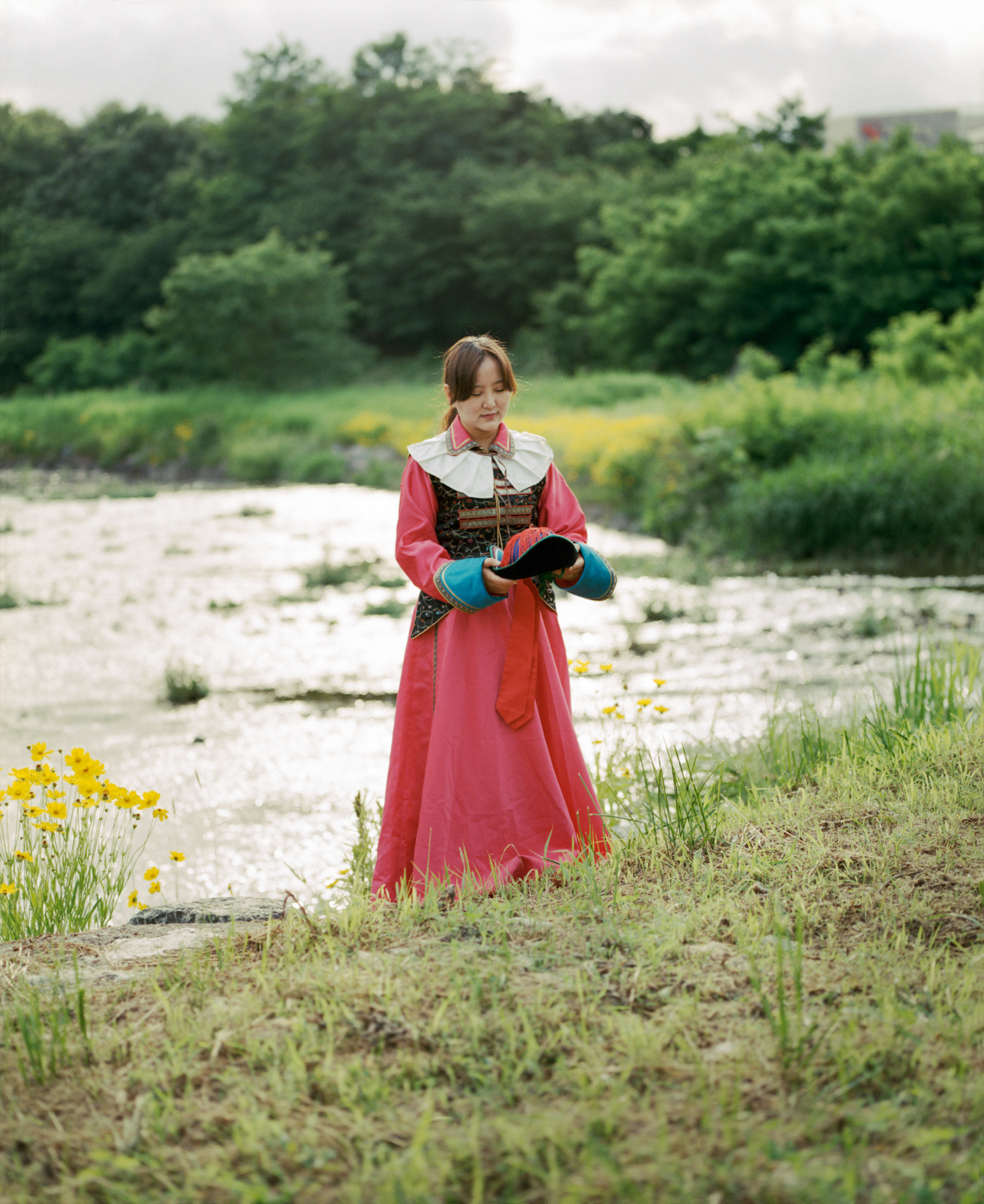 Ragchaasuren Unurjargal(라오너)는 몽골에서 온 결혼이민자이다. 2008년에 남편을 따라 한국에서 시집살이를 시작했지만 모계문화가 강한 몽골과의 차이로 어려움을 겪었다. 사람을 만나고 싶어 봉사활동에 참여하다가 다문화센터에서 몽골사람들을 만나고 눈물을 흘렸다고 한다. 이후 센터에서 만난 다양한 국적의 여성들과 협동조합과 공연팀을 만들었다. 한국무용 자격증도 얻고 태국, 미얀마등 다양한 국가의 춤을 연습했다. 국적이 다른 멤버들이 여러 나라의 춤을 공연하는 것에 좋지 않은 시선도 있었지만, 국적이 달랐기에 오히려 편견없이 이해하고 위로할 수 있었다고 한다.     한때 1년에 80회 공연할 정도였지만 안타깝게도 코로나로 공연이 중단 된 후로는 계속되지 못했다. 지금은  이주여성들이 현실적으로 수익을 올려 자립할 수 있는 의료사업에 집중하고 있다고 한다. 현재  라오너가 품고 있는 미래의 꿈은 노년이주여생들의 공동체로서 국제요양원을 설립하는 것이다. (2024)