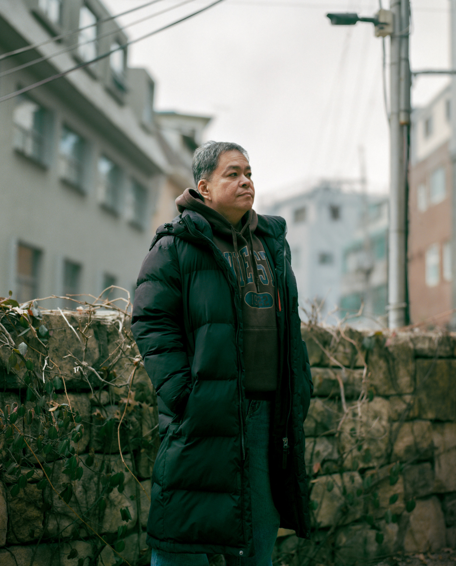 Satyajit. V. Dimaano (쳇)은 1994년에 한국에 와서 20년 가까이 살며 자수 공장에서 일해 온 베테랑 노동자다. 동시에 이주민 인권운동에 적극적으로 참여하는 활동가이기도 하다. 그는 국제 이주민 연대와 필리핀 노동자 연대의 일원으로 활동하고 있다. 90년대부터 한국에서 생활하면서 한국의 경제 성장과 사회적 변화를 직접 체험했다. 특히 당시 필리핀보다도 훨씬 심했던 한국의 가부장적인 문화에 놀랐었다고 한다.     필리핀에서 계엄령을 경험한 세대였기에  2024년 계엄령 사태에도 한국사회의 반응에 관심을 기울렸다. 그는 젊은 시절 정치학을 전공했고, 계엄령이 선포된 필리핀의 혼란스러운 정치 상황 속에서 학생운동에 투신했다. 이런 경험으로 한국의 정치사회적 상황에 관심이 많으며 스스로도 이주민 인권 집회에 적극적으로 참여하며 목소리를 내고 있다.특히 한국인이 기피하는 직종에서 일하며 경제 발전에 기여한 미등록 이주민들의 목소리를 대변하고자 한다. 사회의 가장 취약한 구조에 놓인 미등록 이주민들이 사회적 낙인과 인권침해, 강제추방의 두려움에서 벗어나 안정적으로 일할 수 있기를 바라고 있다. (2025)
