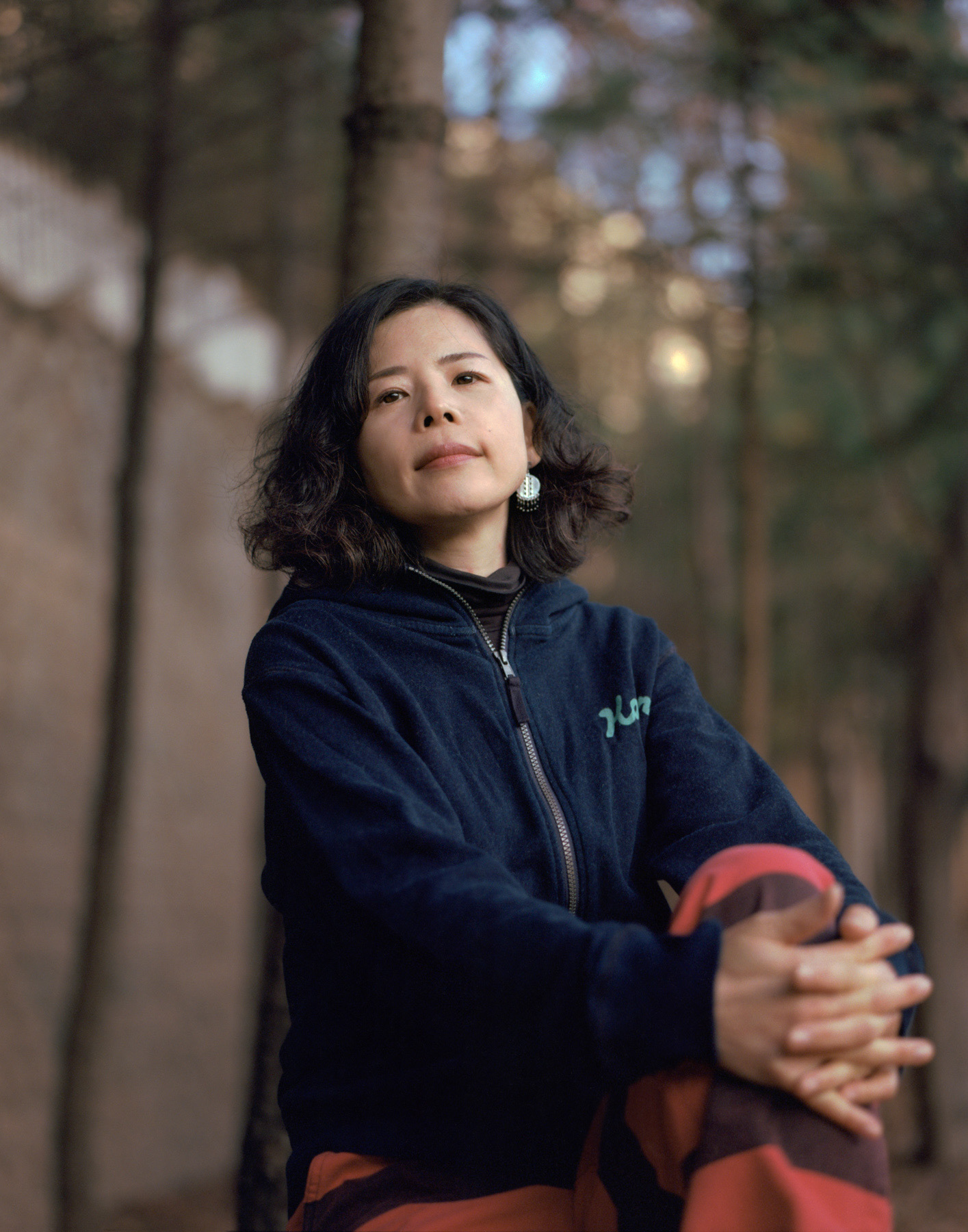 결혼 이주민인  아마리 미호는 일본에서 락밴드 보컬로 활동했다.  2007년 도쿄의 라이브 클럽에서 밴드뮤지션인 이찬욱을 만나 의기투합하여 밴드를 결성한다. 이찬욱과의 결혼 후 한국으로 이주하였으나 낯선 환경에 대한 두려움, 한국 관객들이 일본인인 자신을 어떻게 받아들일지에 대한 걱정으로 몇 년간은 제대로 된 공연을 하지 못했다.  어쩌다 우연히 참여한 야외 공연에서 관객들이 공연을 자유롭게 즐기는 모습을 보고 용기를 얻었고, 그때부터 그녀도 마음을 열고 공연을 온전히 즐기게 되었다고 한다. 이주민으로서의 경험은 아마리 미호에게 이주민 인권에 대한 깊은 관심을 갖게 했다. 그녀는 이주민 인권 행사를 공연으로 지원하며, 다양한 나라에서 온 결혼 이주민 여성들과 공감대를 나누는 데 큰 기쁨을 느낀다. 그녀의 바램은 국적을 넘어 지구인이라면 축제처럼 즐길 수 있는 음악을 공연하는 것이다. 