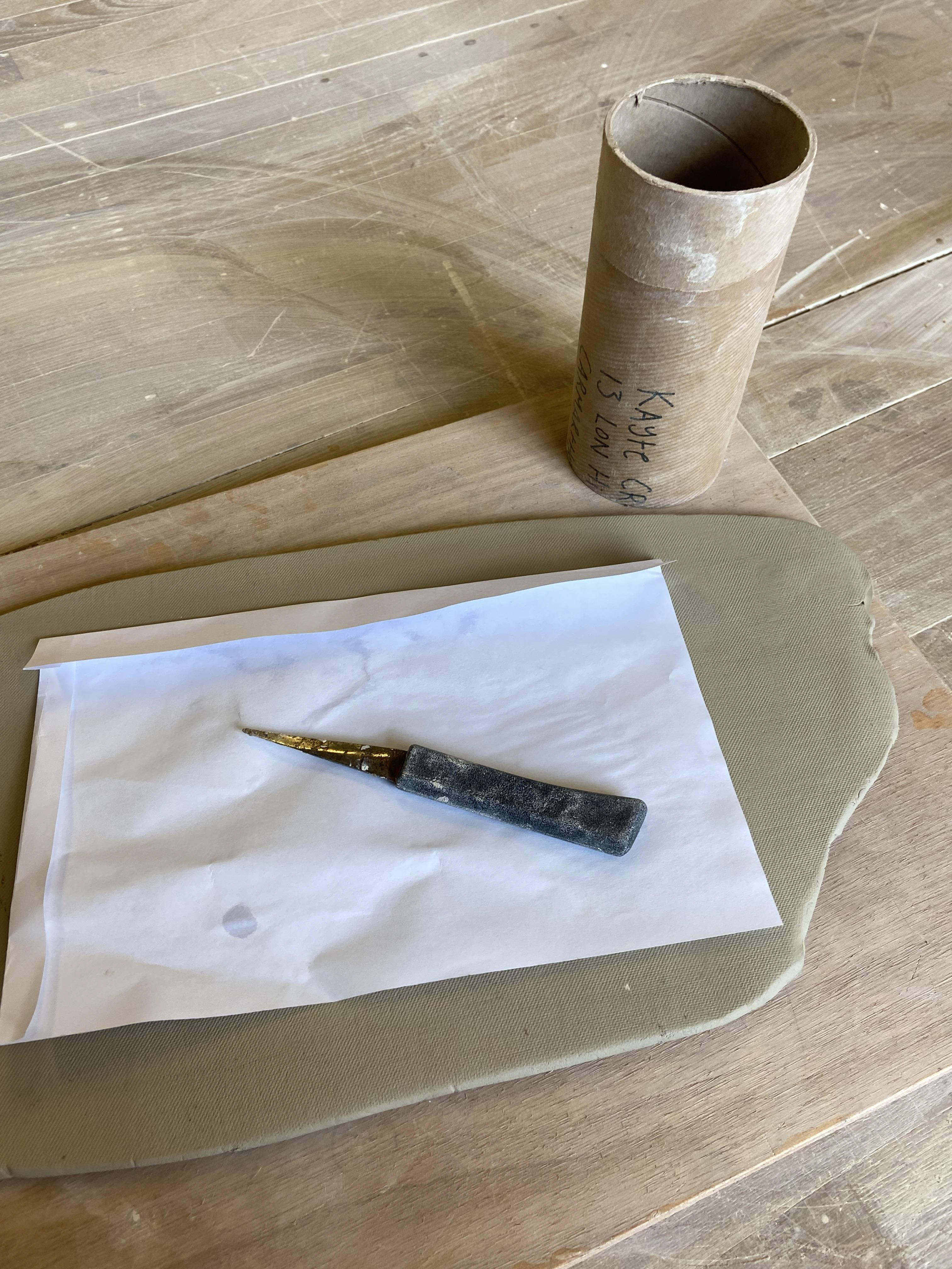 Knife and paper for correct measurements and even cutting