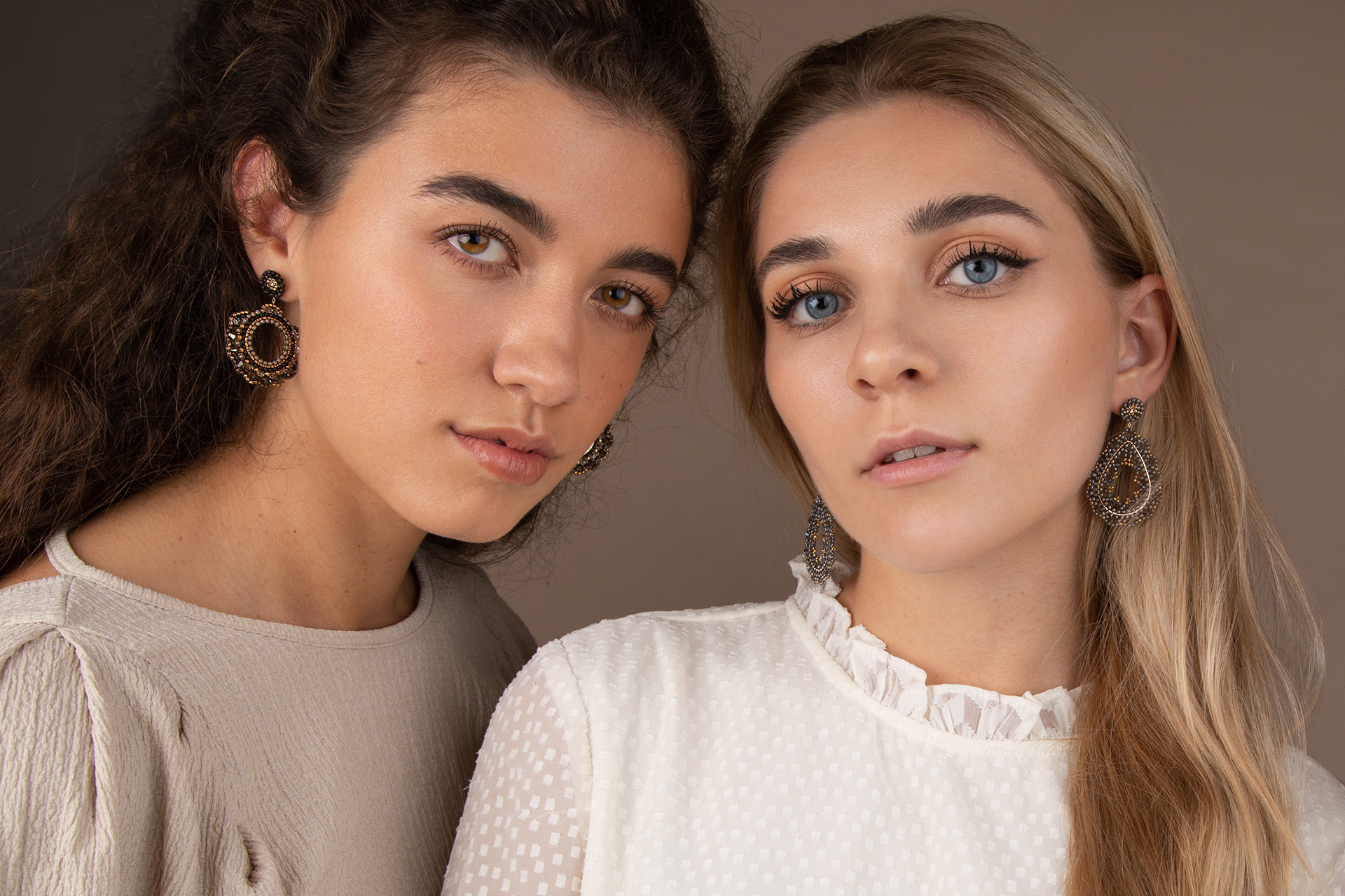 Client: Dear Mara, Model: Laura & Bettina, Photography: Evgenia Rieger