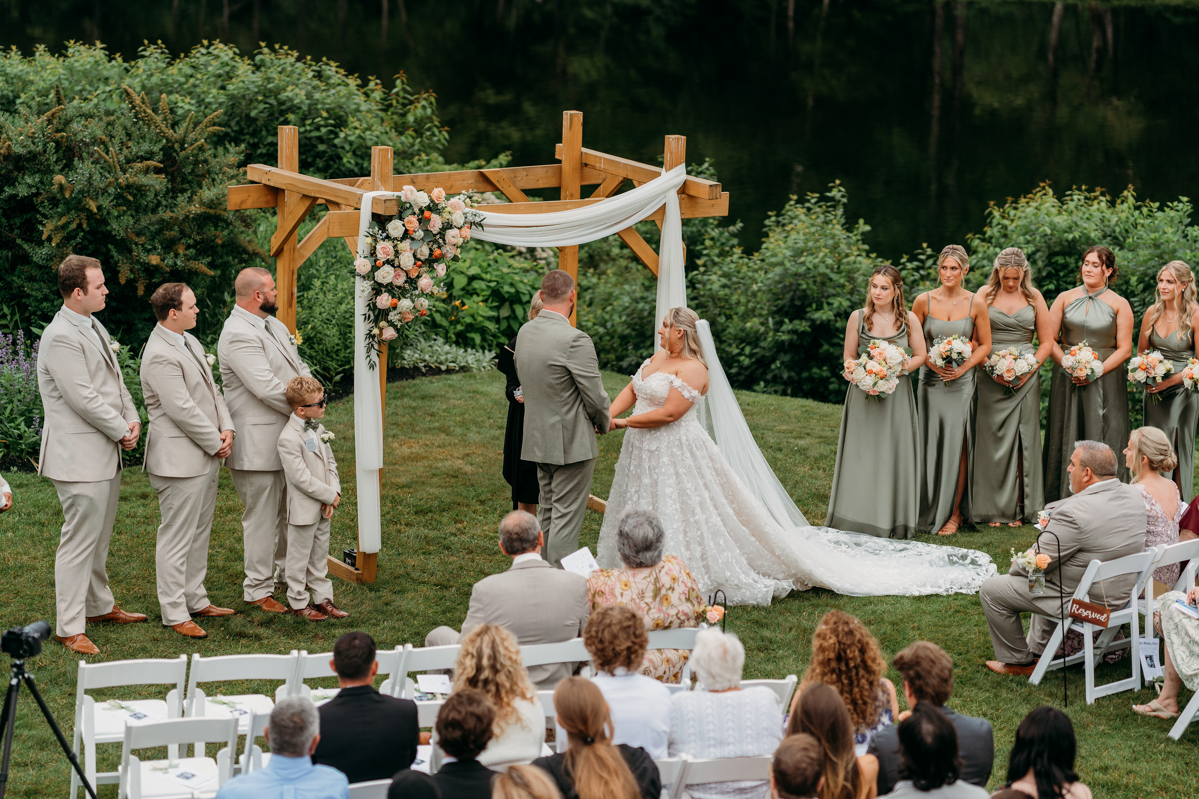 The florals, the arch, the mountain air — this Indian Head Resort ceremony had it all.