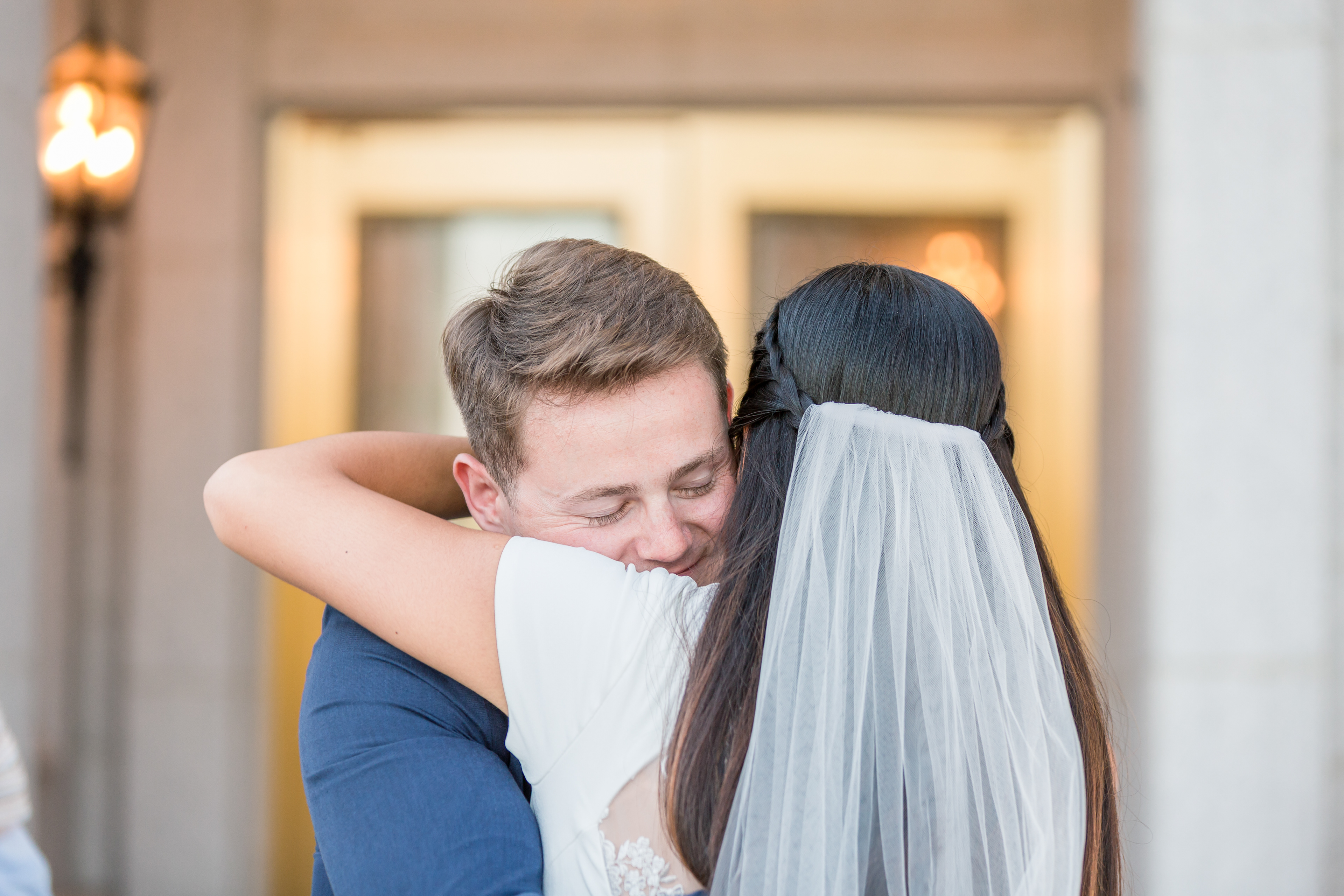 Camera-shy? Same. That’s why I specialize in relaxed wedding photography that feels natural, not staged.
