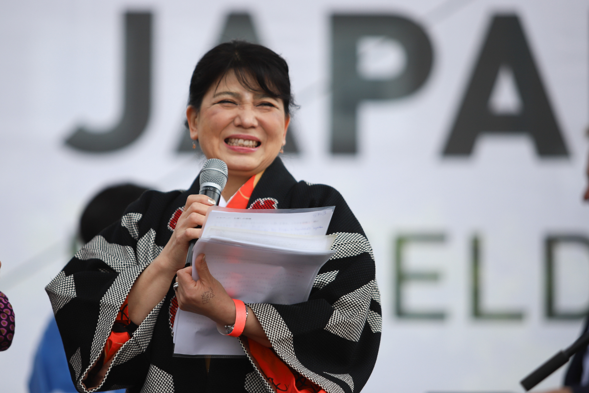 Die Moderatorin Miya Suzuki