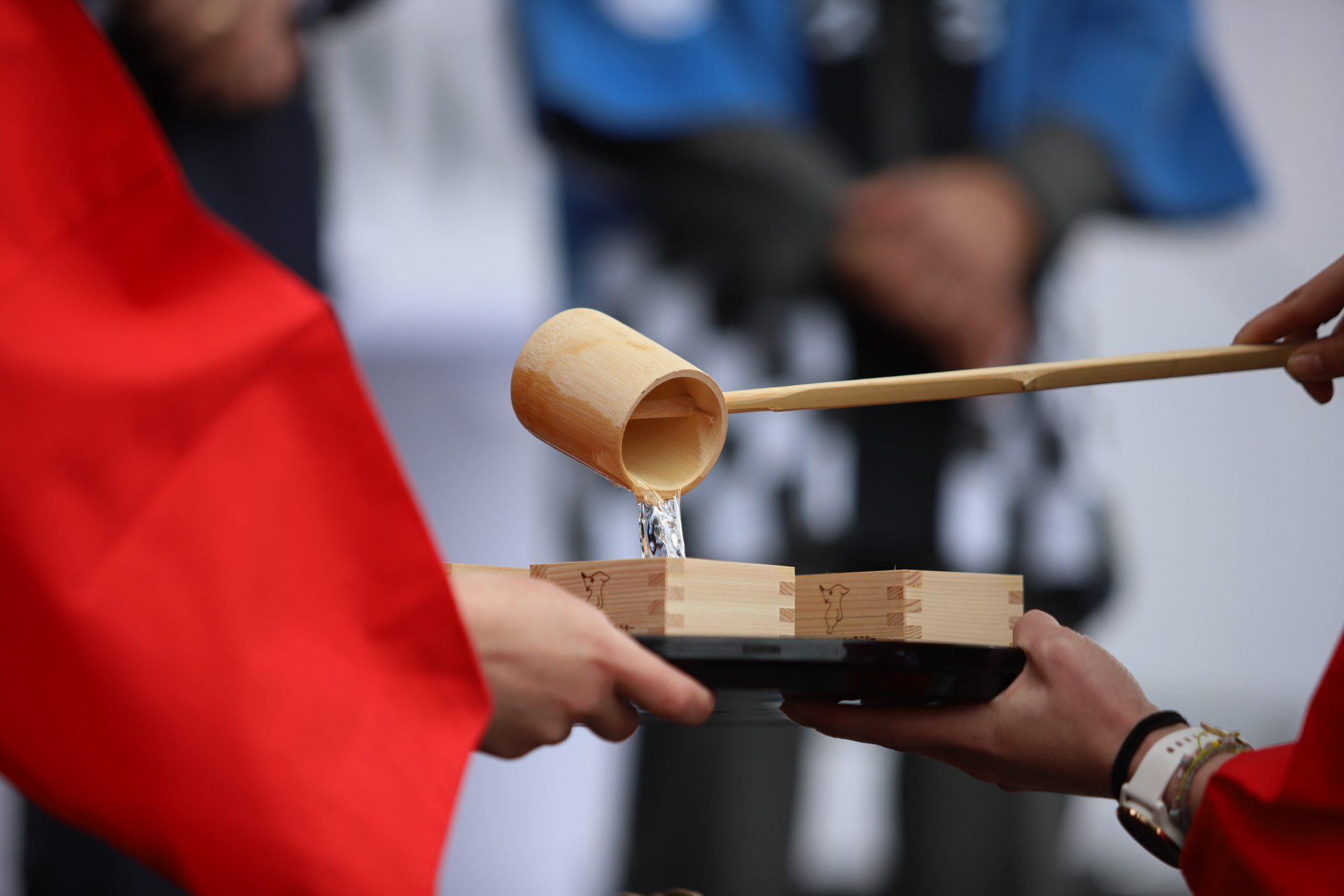 Traditionelles Anstechen des Sake Fasses