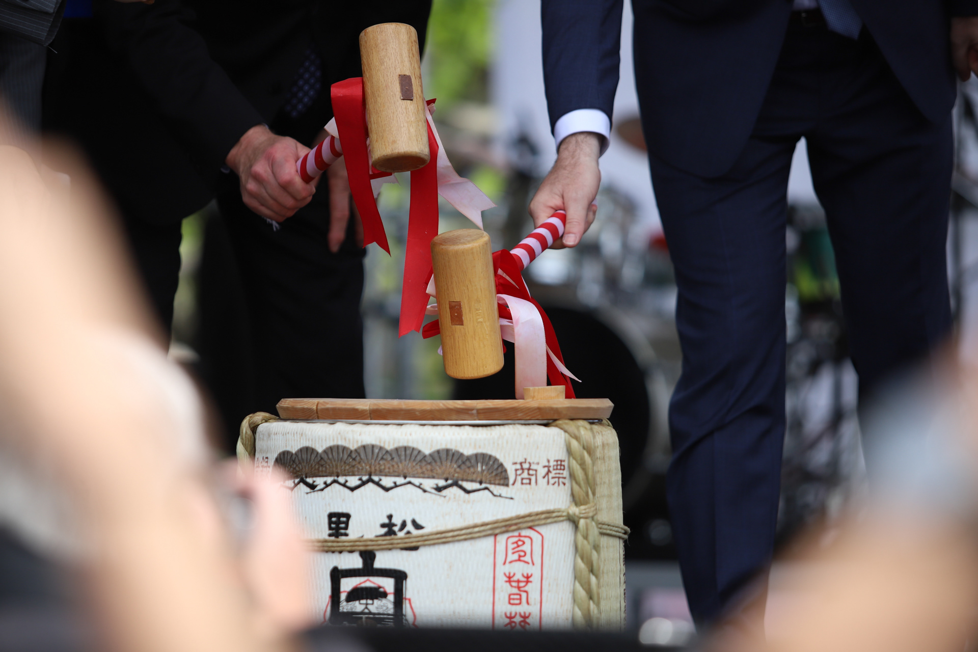 Traditionelles Anstechen des Sake Fasses