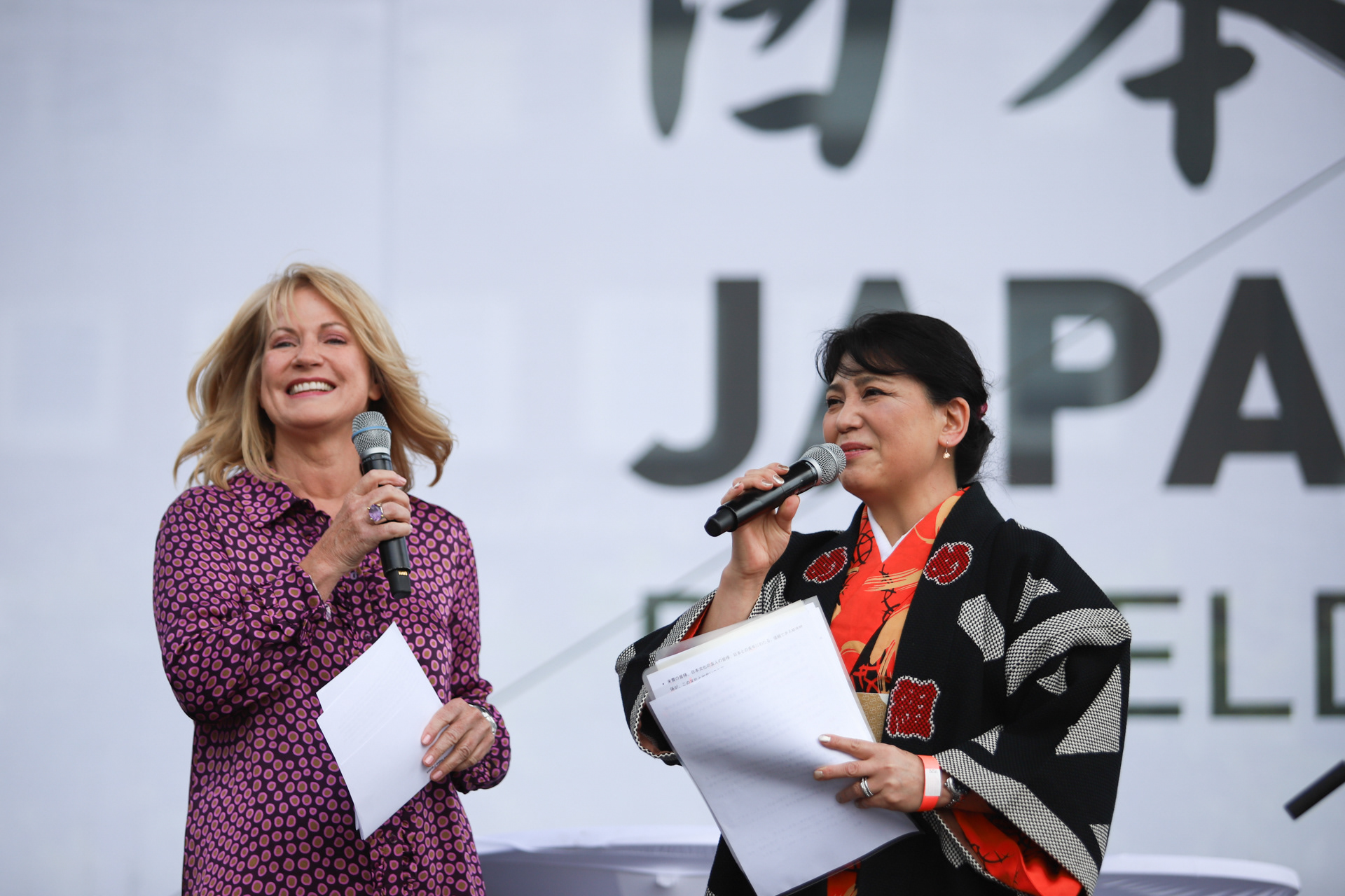 Die Moderatorinnen Petra Albrecht und Miya Suzuki