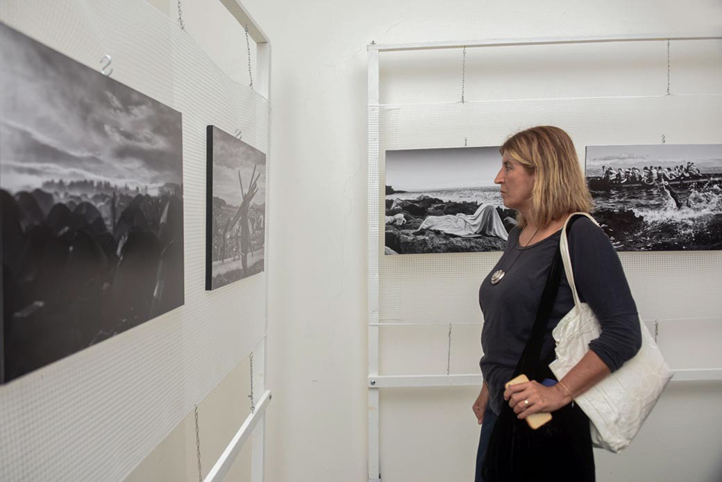 Federica Cerami membro dello staff di PFF in visita alla mostra di Roberto Salomone