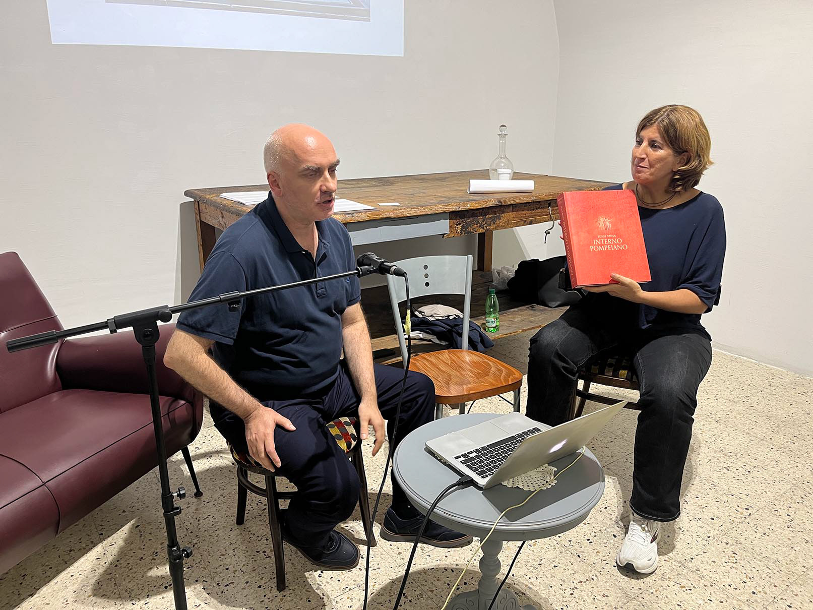 Fedrica Cerami mostra il pluripremiato libro di Luigi Spina, “Interno Pompeiano"