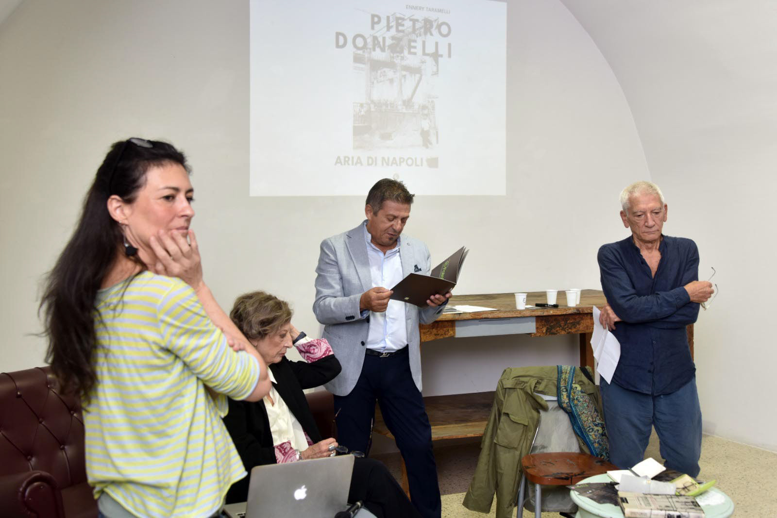 Il direttore artistico Gianni Biccari introduce la serata