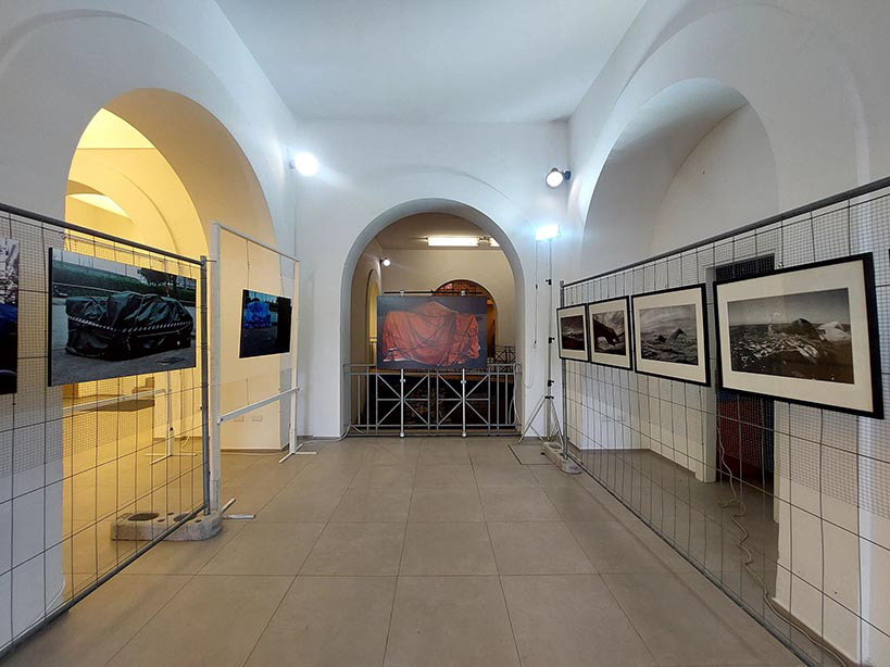 Il corridoio centrale di Palazzo Migliaresi con le opere di Massimo Cacciapuoti e Fabio Donato