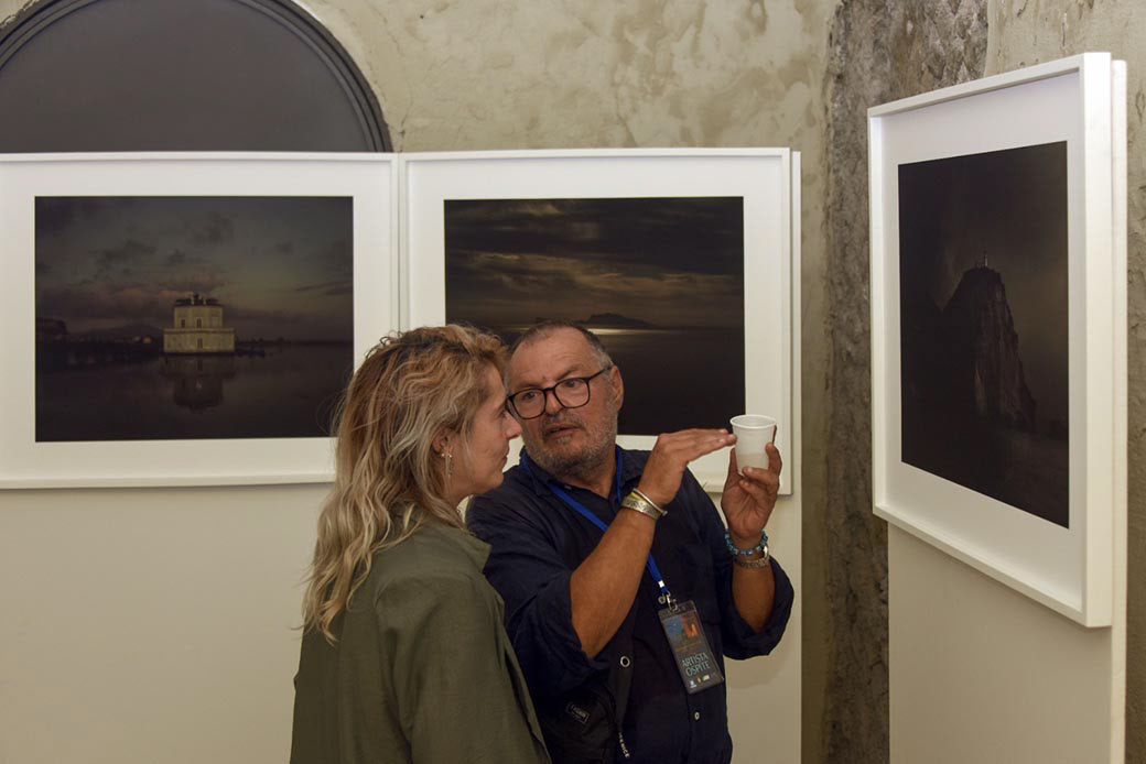 Franco Esse in visita alla mostra di Luciano D'Inverno