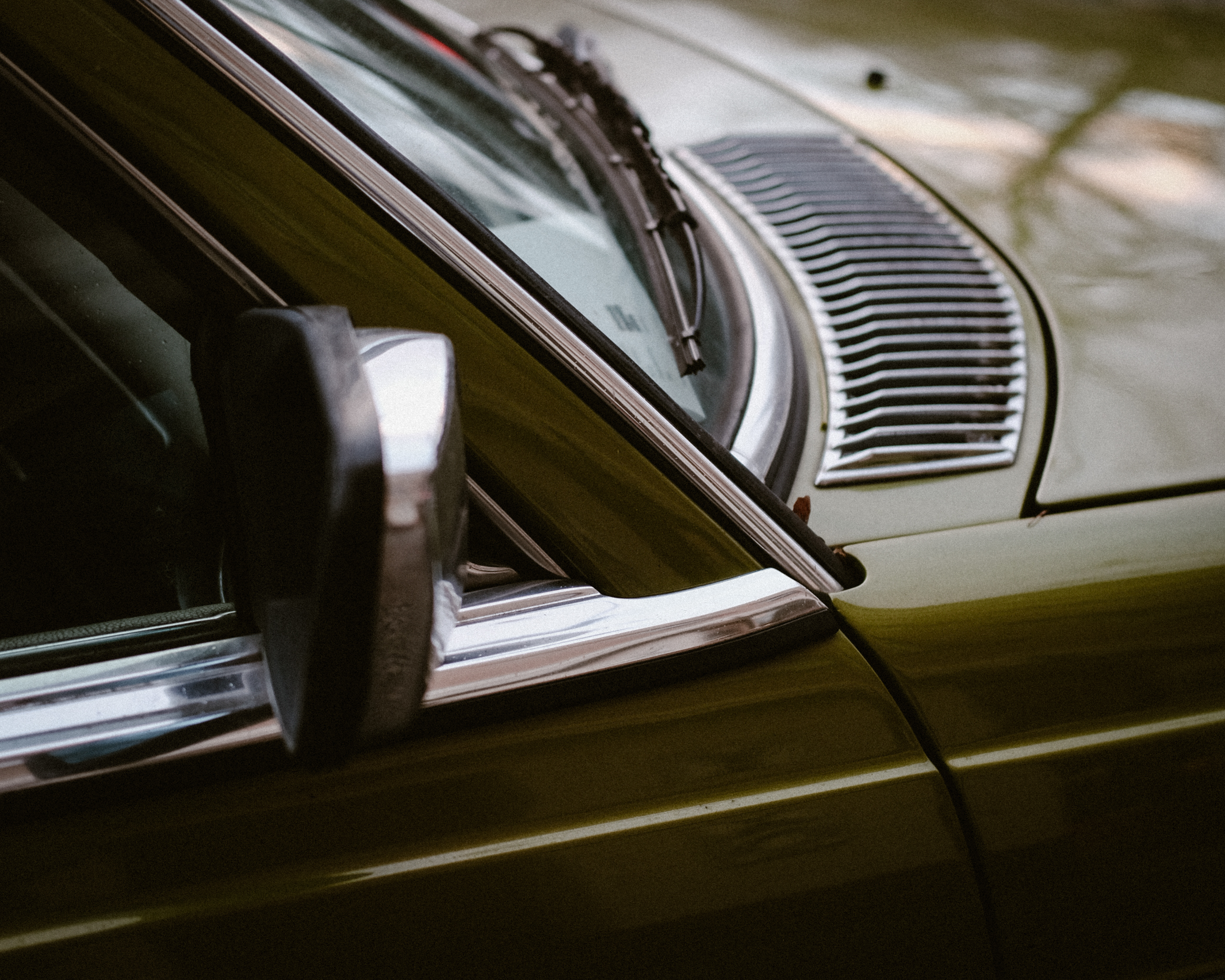 I have a love-hate relationship to cars. When I think about it, cars are a weird construct of society. And in some way a good mirror of our society. Fast but disconnected from others.