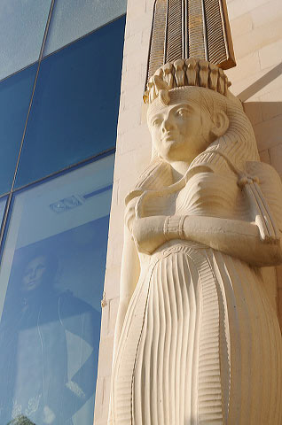 Dubai statue photo