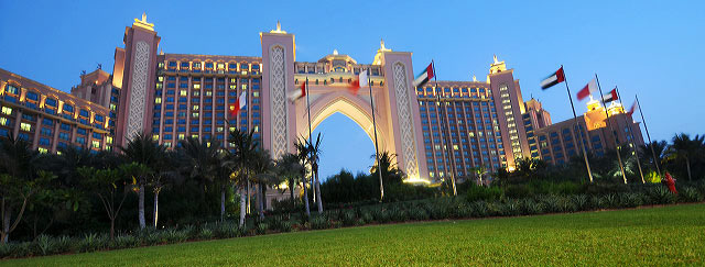 Dubai Atlantis hotel photo at night