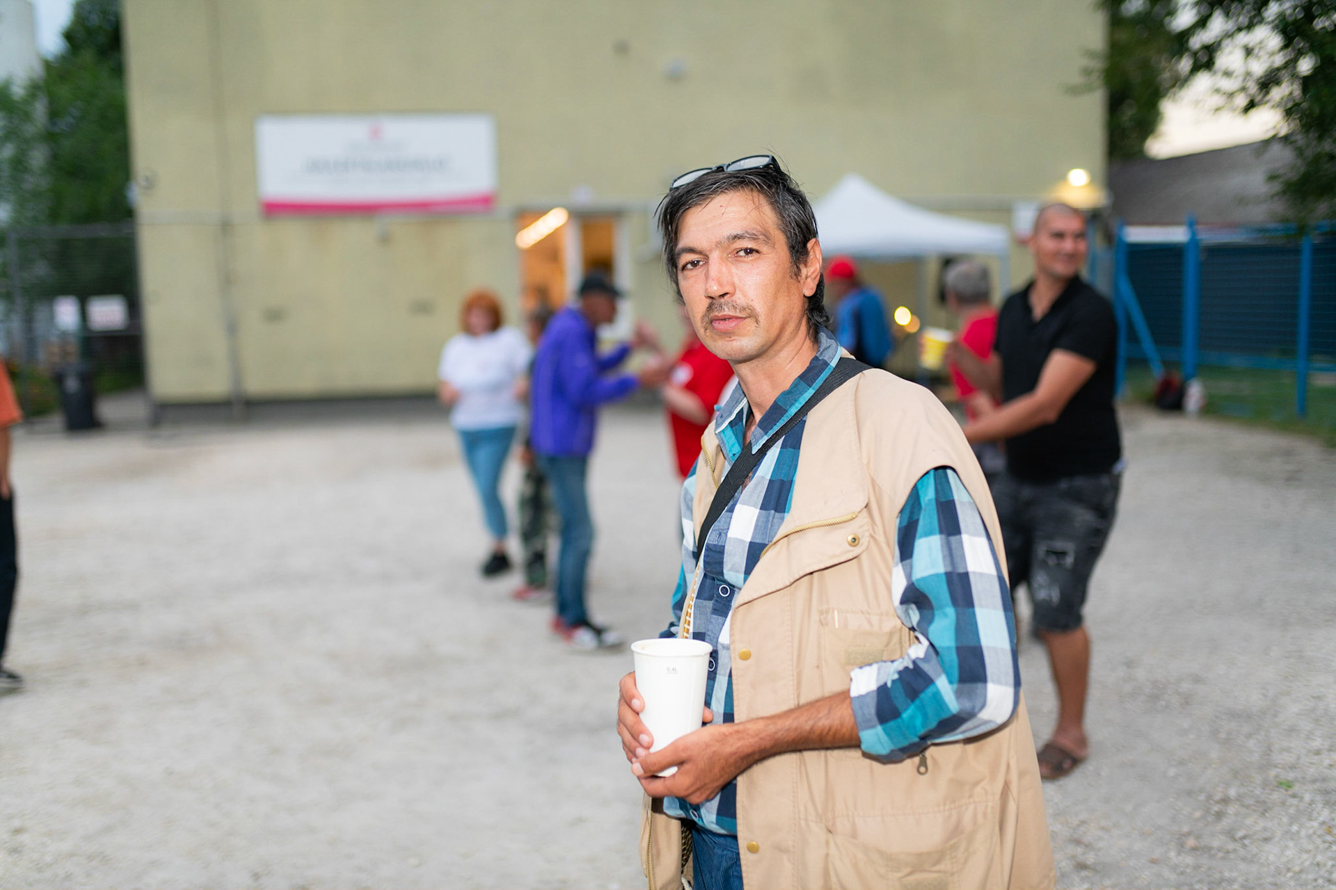 László, aki egyidős velem. Különböző filmekben statiszta szerepeket vállal, és abból tartja fenn magát. A buliról meg pont azt mondta, ami ennek az esszenciája, hogy a zene, a kaja a pia, a buli lehetőséget teremt kikapcsolódni, mulatozni, boldogságban úszni és hogy nem is tudta, mennyire hiányzik ez neki és hogy ezért végtelenül hálás.