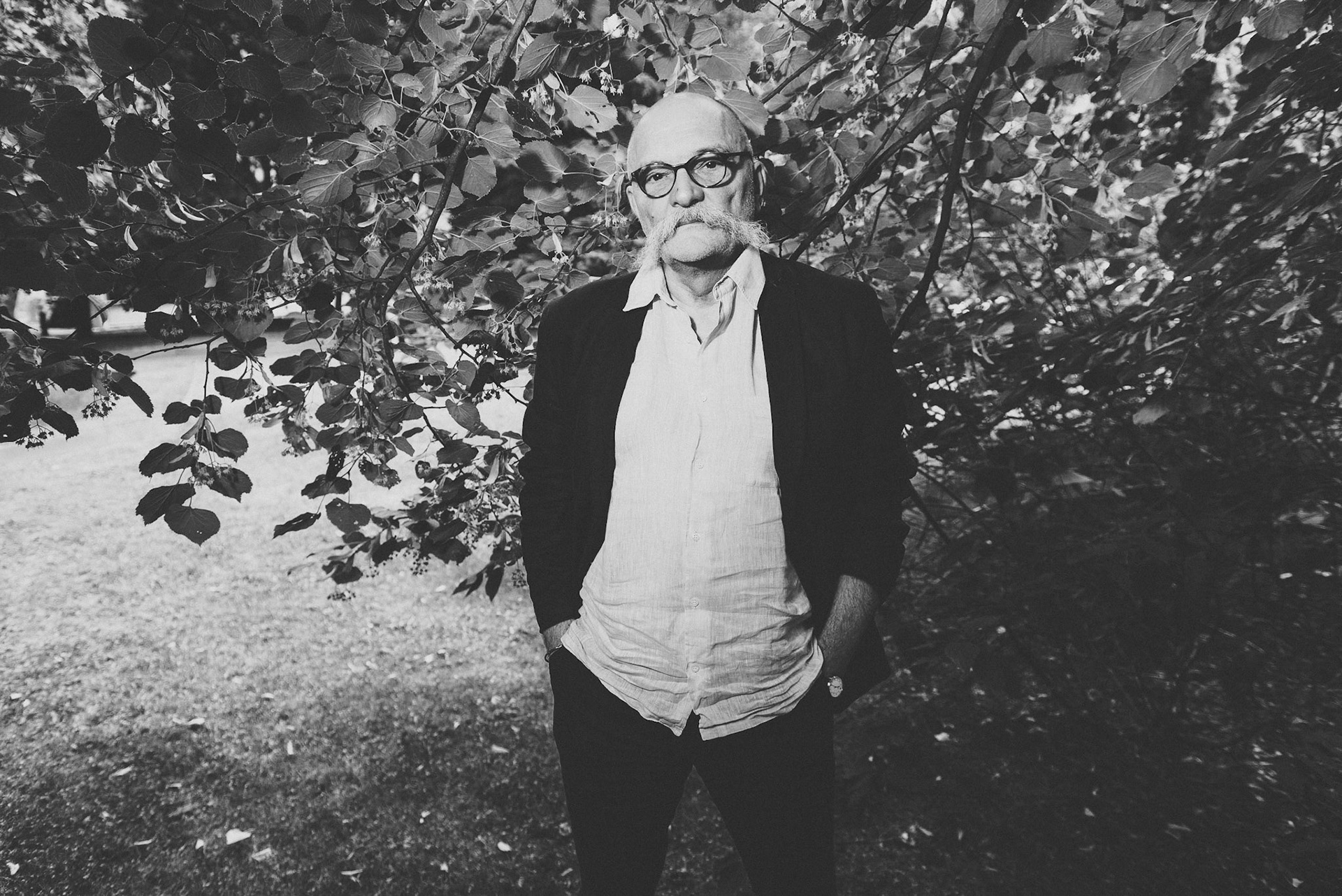 Martos Gábor író a HVG kertjében, 20210705