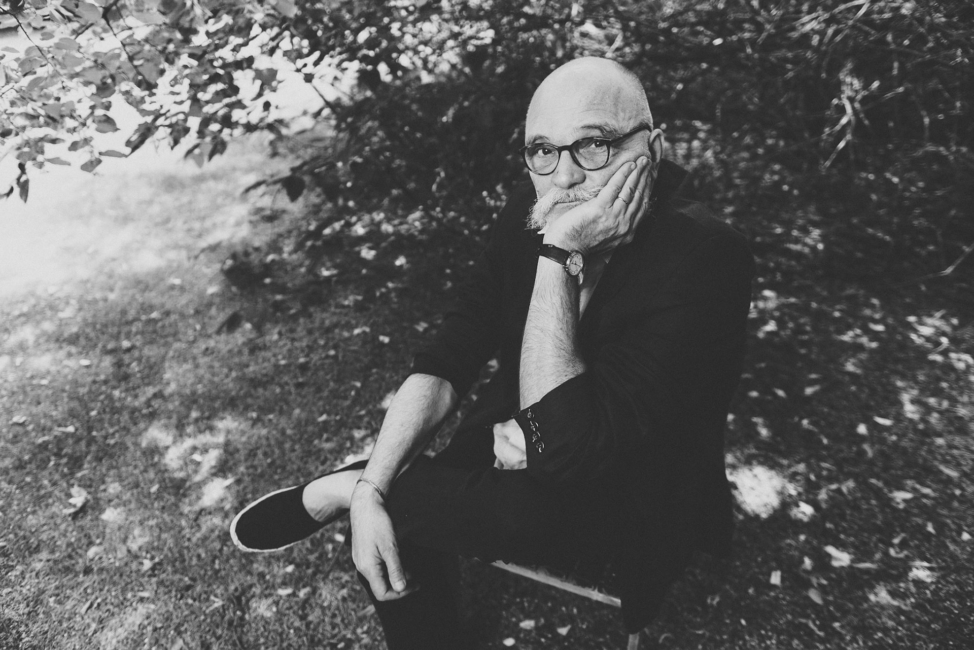 Martos Gábor író a HVG kertjében, 20210705