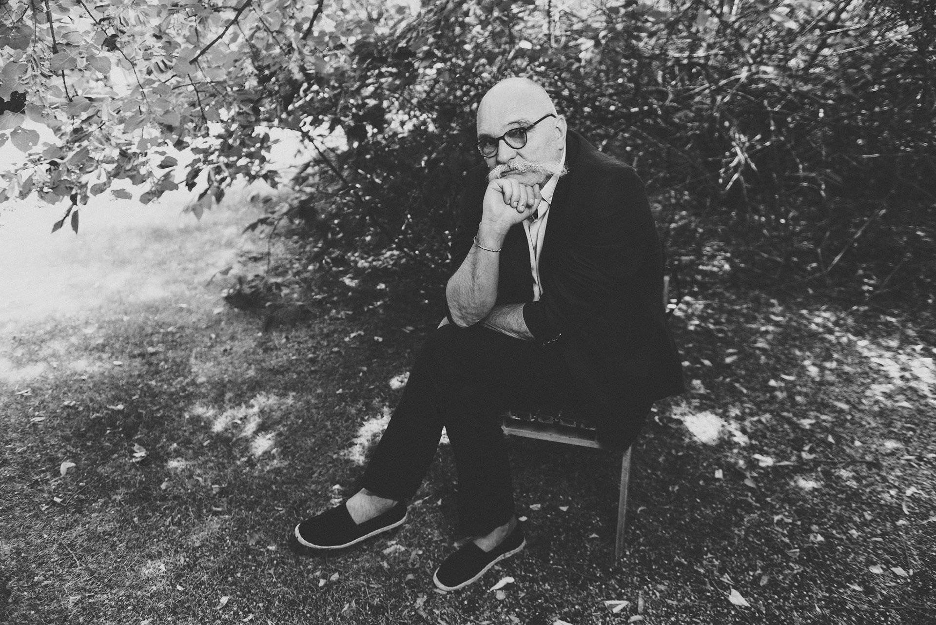 Martos Gábor író a HVG kertjében, 20210705