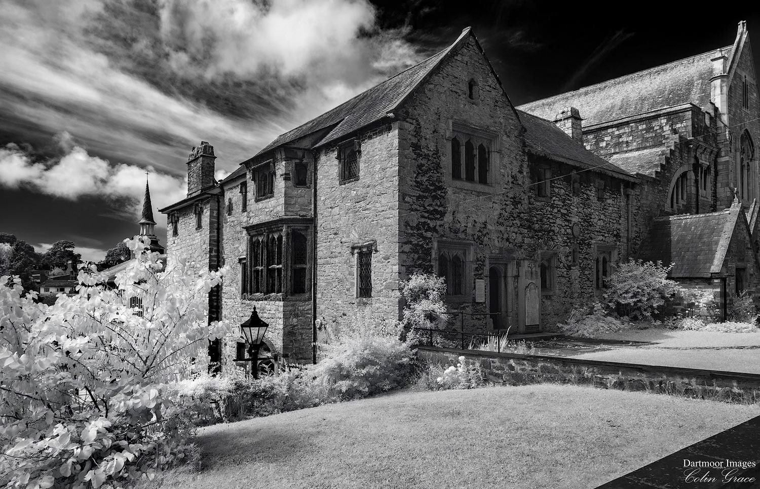 The Prysten House is one of Plymouth’s finest early buildings, dating from the year 1500, this historic courtyard house has within it a number of American plaques. It is also partially occupied by a fine restaurant.The Prysten House’s north garden door (facing St. Andrew’s Church) is today known as the “Door of Unity” (so named on 30th May 1930). Alongside it is mounted a most interesting American tombstone, dating from the maritime warfare of 1812-14 between Great Britain and President Madison’s USA.