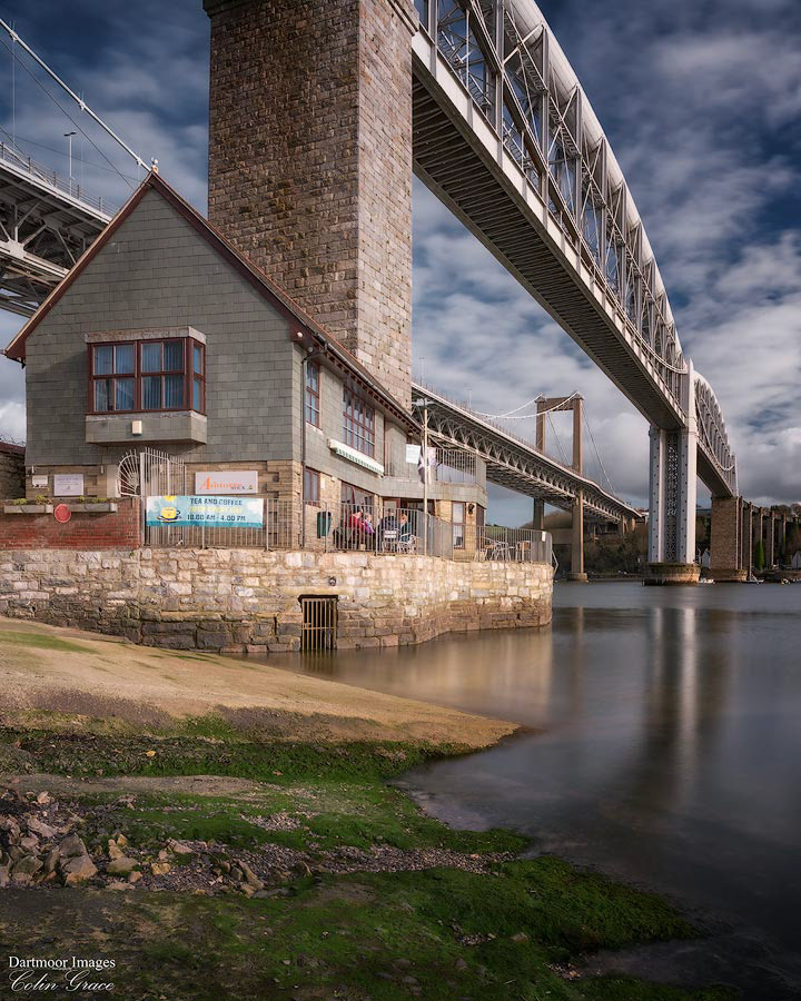 The cafe under the bridges