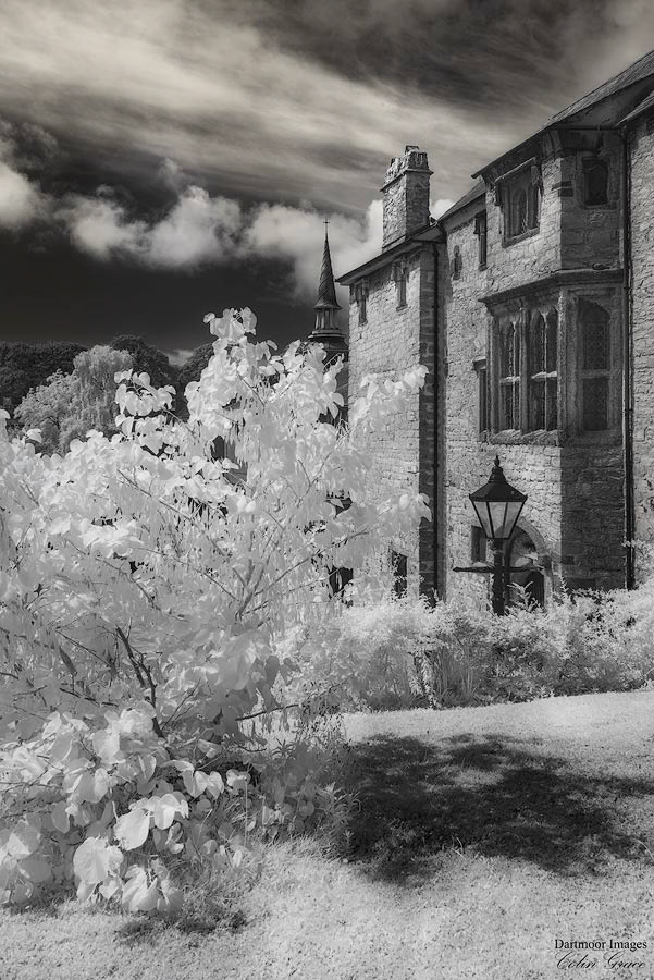 The Prysten House is one of Plymouth’s finest early buildings, dating from the year 1500, this historic courtyard house has within it a number of American plaques. It is also partially occupied by a fine restaurant.The Prysten House’s north garden door (facing St. Andrew’s Church) is today known as the “Door of Unity” (so named on 30th May 1930). Alongside it is mounted a most interesting American tombstone, dating from the maritime warfare of 1812-14 between Great Britain and President Madison’s USA.
