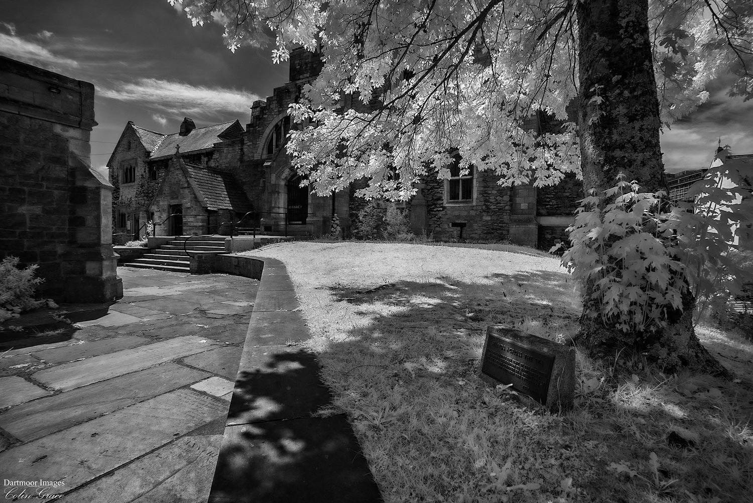 The Prysten House is one of Plymouth’s finest early buildings, dating from the year 1500, this historic courtyard house has within it a number of American plaques. It is also partially occupied by a fine restaurant.The Prysten House’s north garden door (facing St. Andrew’s Church) is today known as the “Door of Unity” (so named on 30th May 1930). Alongside it is mounted a most interesting American tombstone, dating from the maritime warfare of 1812-14 between Great Britain and President Madison’s USA.