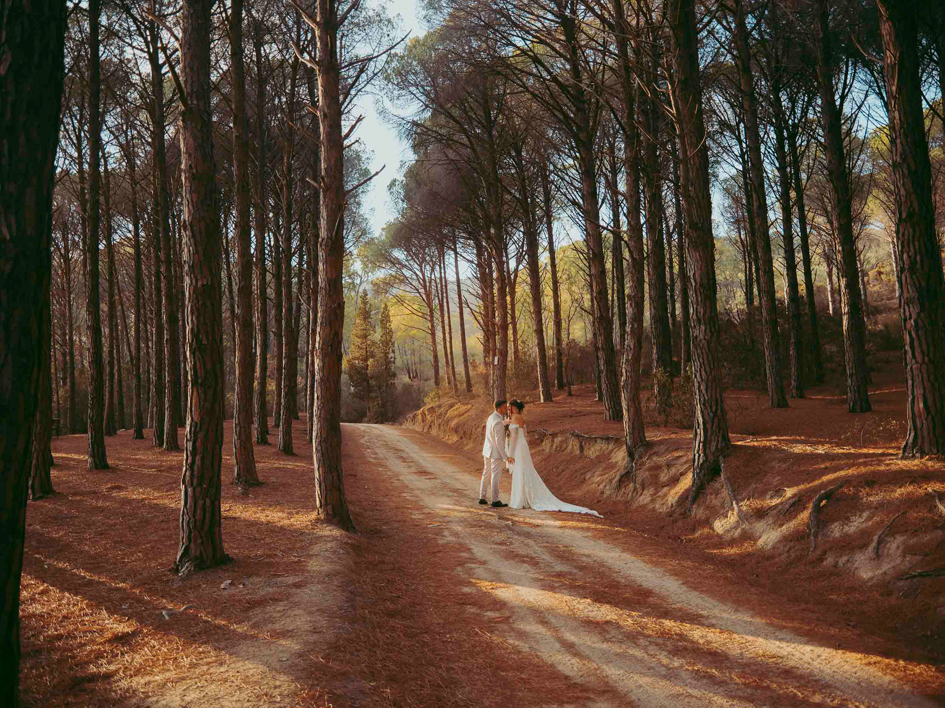 Coppia abbracciata nel bosco a Pula durante uno shooting fotografico di coppia in Sardegna