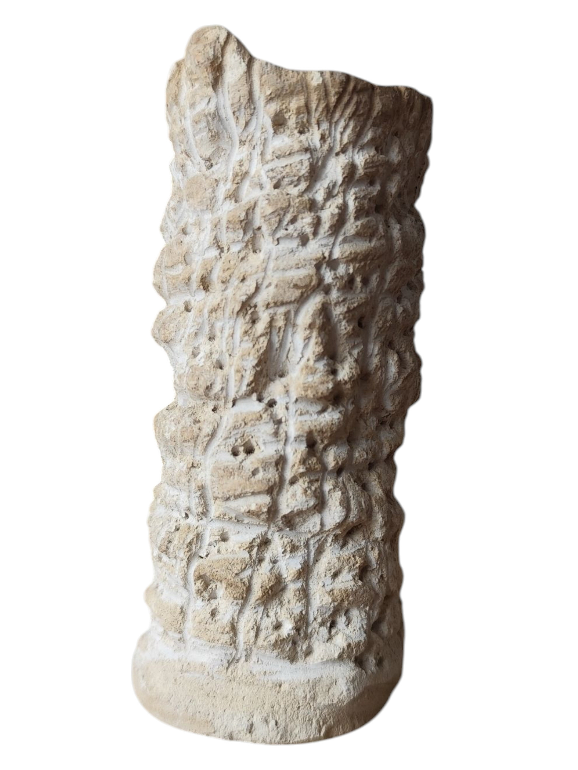 Juliette CHARIGNY, Sans titre, série Rupes Lichenum, 2025, 10 cm (h) × Ø 4 cm, sculpture, béton sculpté à la main, conservation en atelier