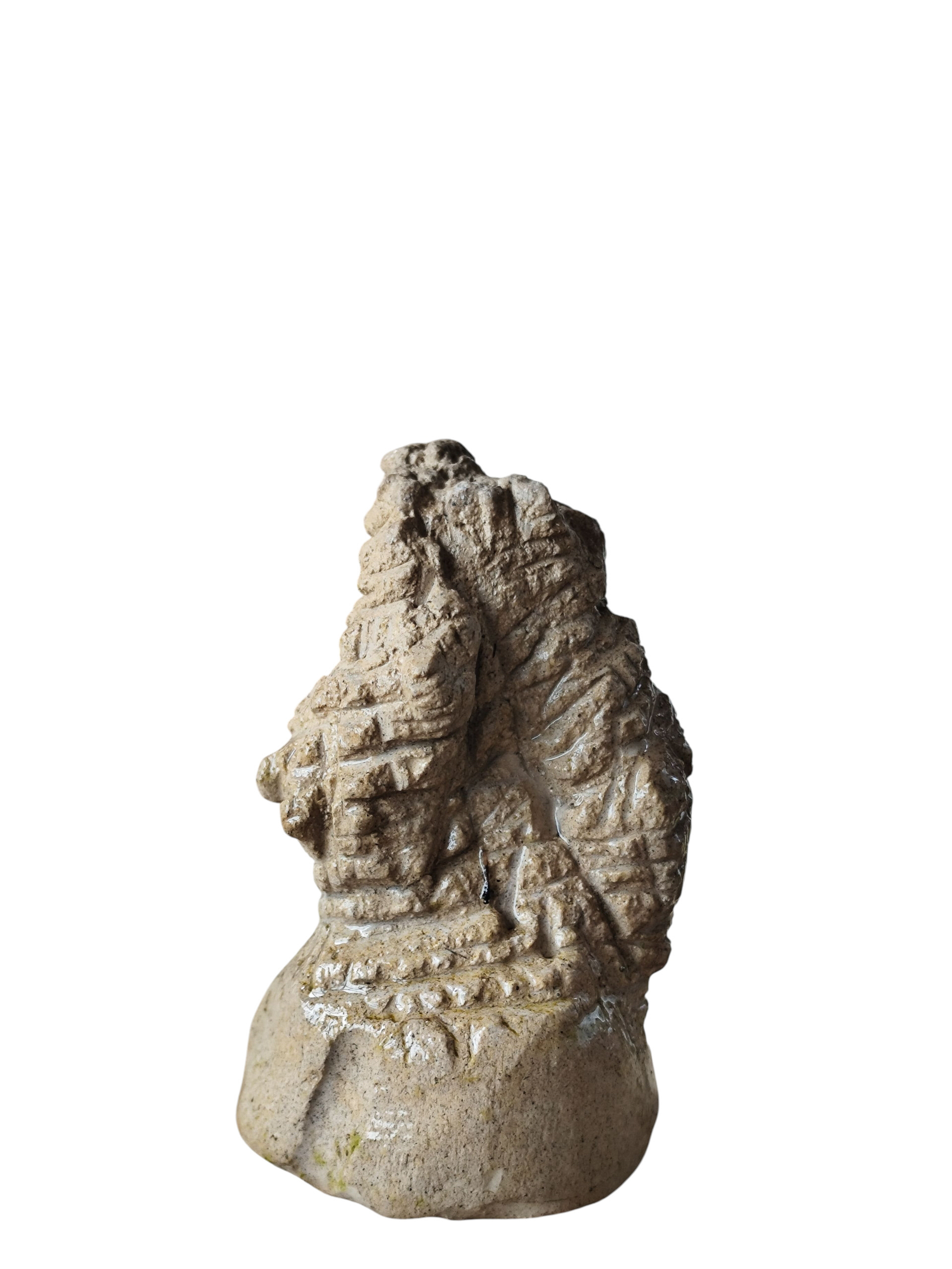 Juliette CHARIGNY, Sans titre, série Rupes Lichenum, 2025, 10 cm (h) × Ø 4 cm, sculpture, béton sculpté à la main, implantation avec un chataîgnier et corbeille d'argent, développement de racine et de champignons, sur la surface présente dans le sol, implanter dans une bassine d'eau douce en extérieur, présence de biofil, algues