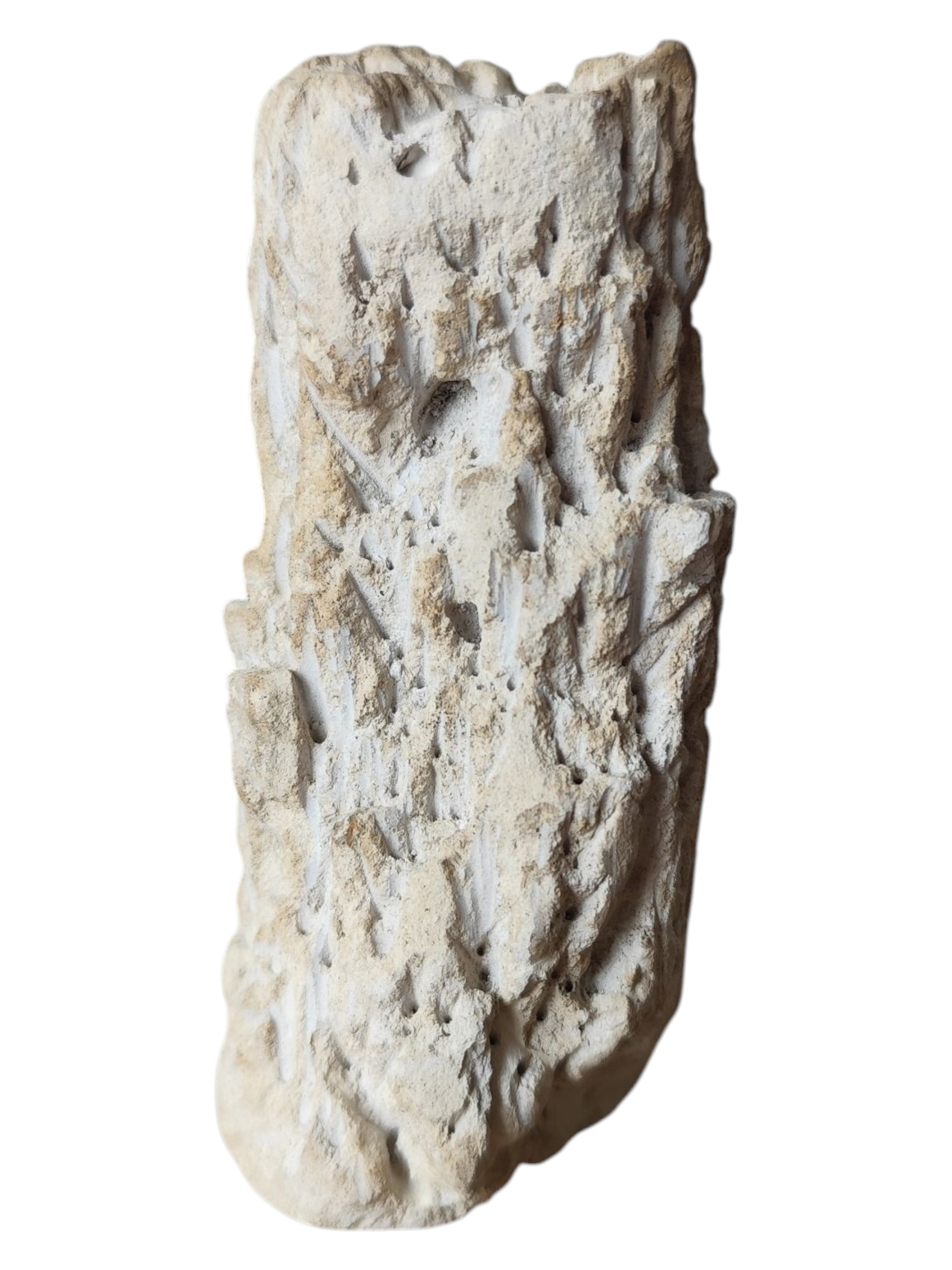 Juliette CHARIGNY, Sans titre, série Rupes Lichenum, 2025, 10 cm (h) × Ø 4 cm, sculpture, béton sculpté à la main, conservation en atelier