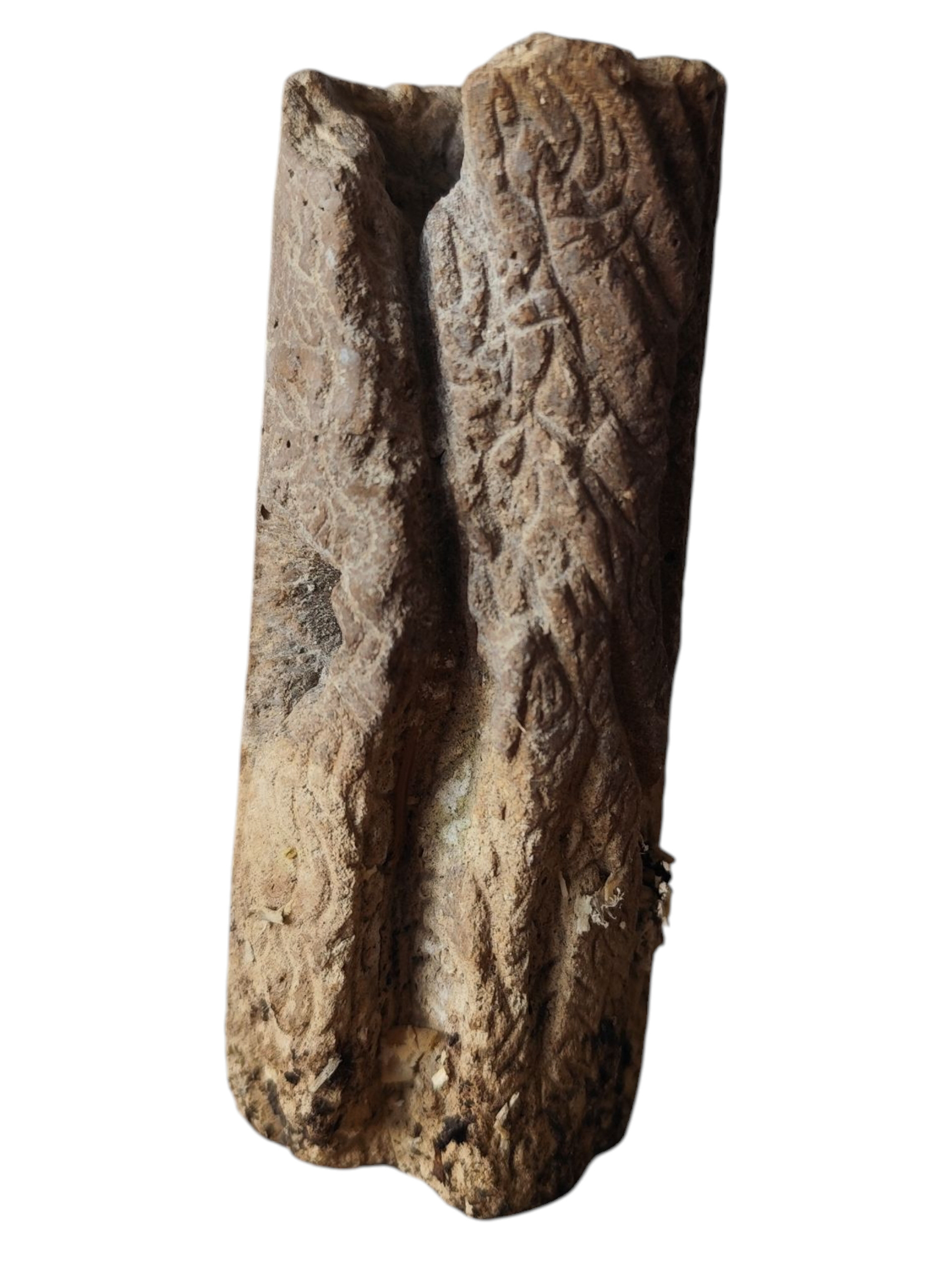 Juliette CHARIGNY, Sans titre, série Rupes Lichenum, 2025, 10 cm (h) × Ø 4 cm, sculpture, béton sculpté à la main, implantation avec un chataîgnier, les millepattes se cache dans les cavités verticales