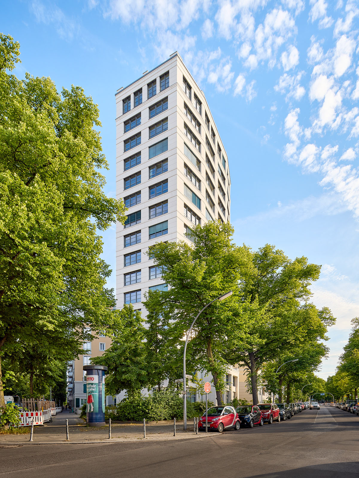 High West in Berlin-Halensee mit dem umgebauten Wohnturm von Bonanni Architekten an der Heilbronner Straße.