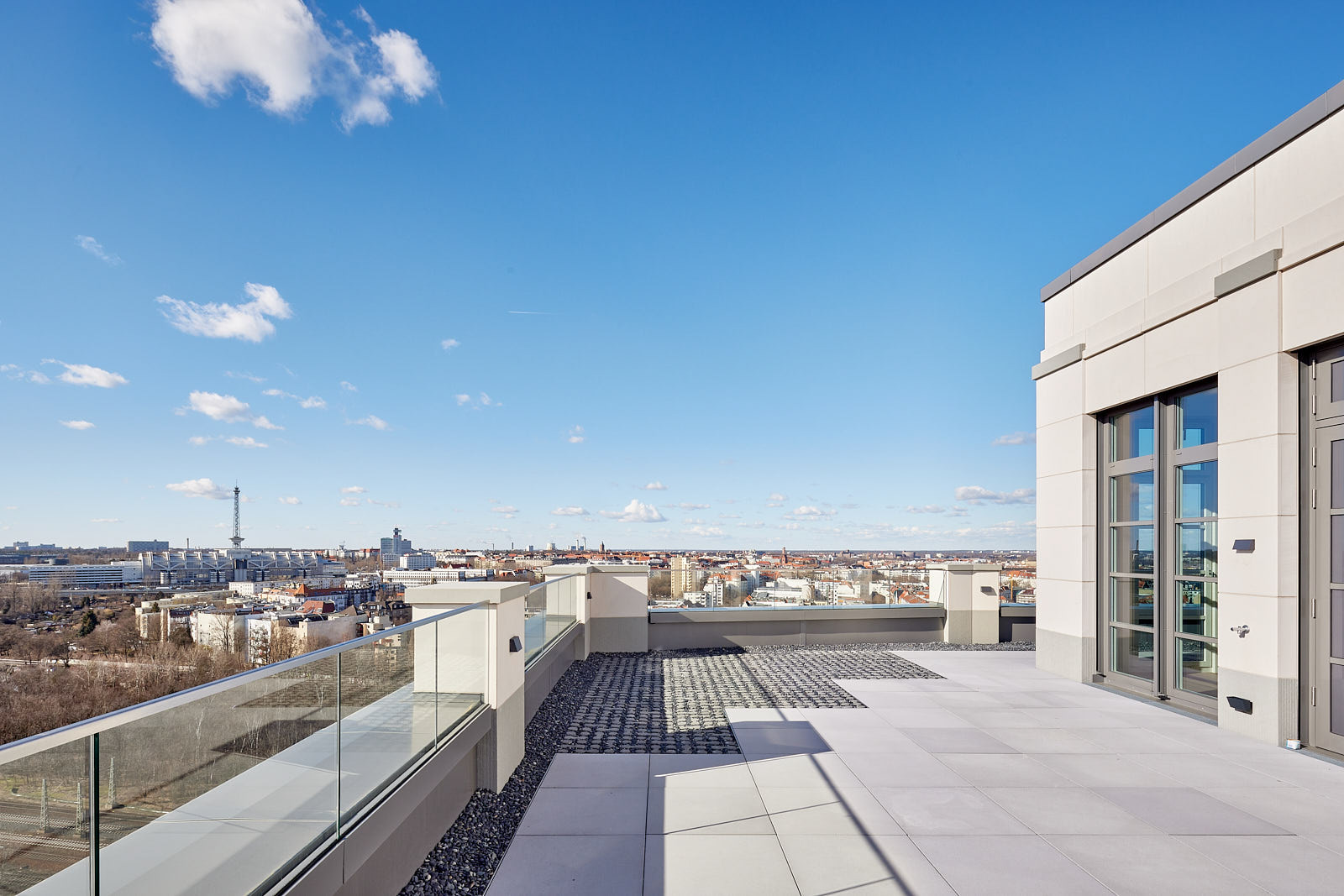 Dachterrasse des High West mit weitem Panoramablick über Berlin und den westlichen Stadtraum.