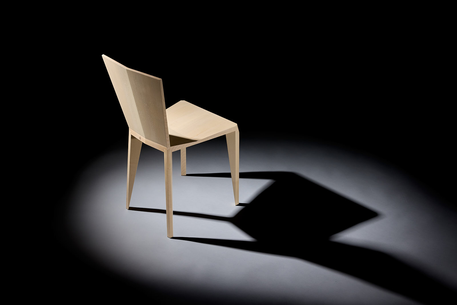 Heller Lounge Chair von FISCH / Jacob Cranz als reduzierte Studioaufnahme mit ausgeprägtem Schattenwurf.