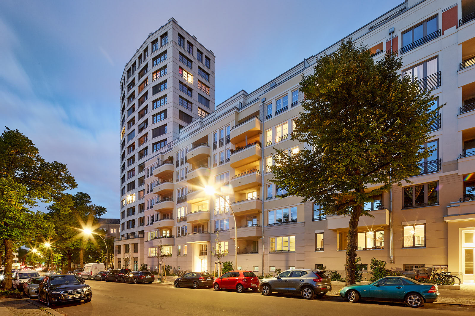 High West in Berlin-Halensee bei Abendlicht mit Wohnturm und straßenbegleitenden Wohngebäuden.