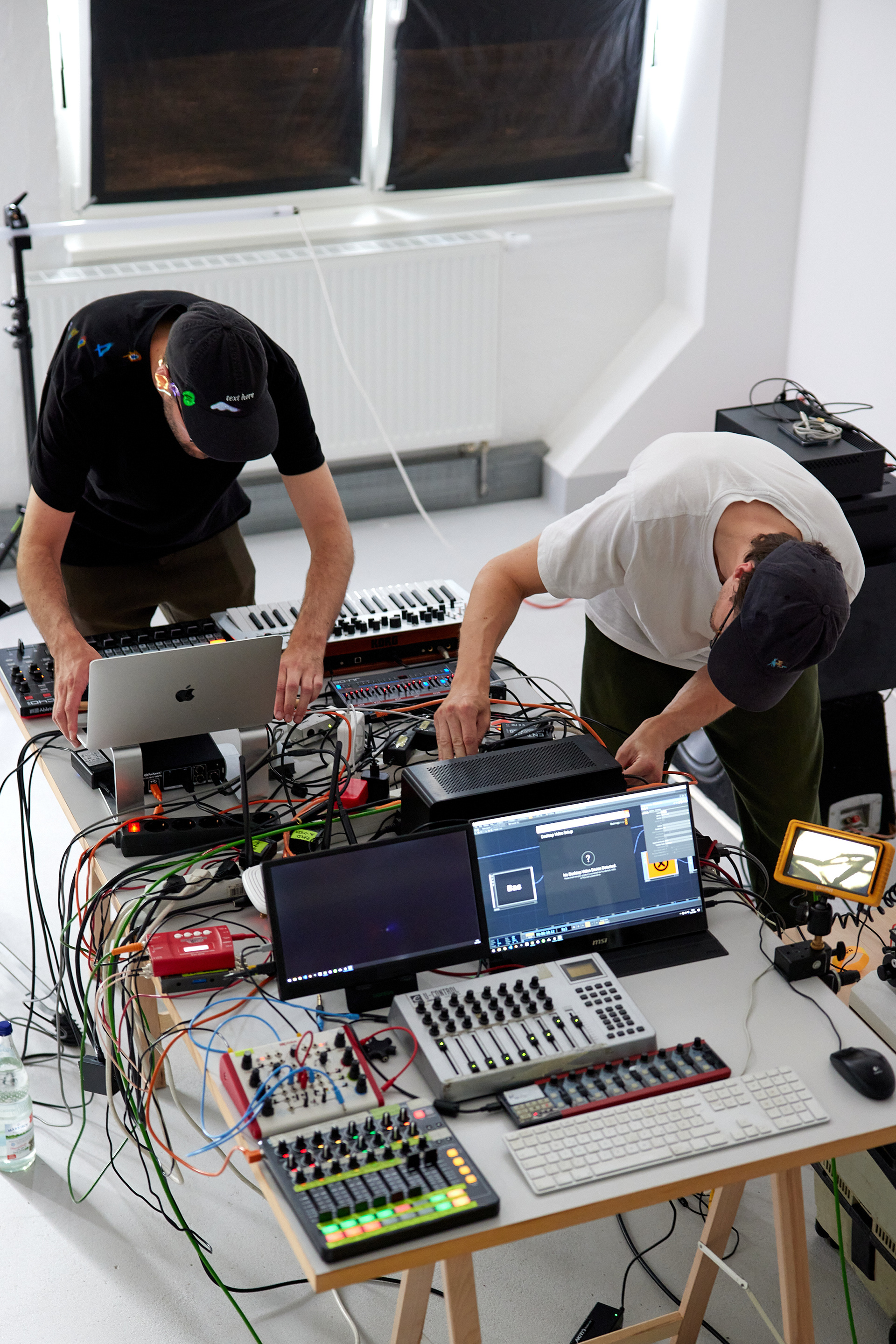 Xaver Hirsch und Oliver Gehrmann bei der Vorbereitung von Random Orchestra zwischen Synthesizern, Computern und elektronischem Equipment.