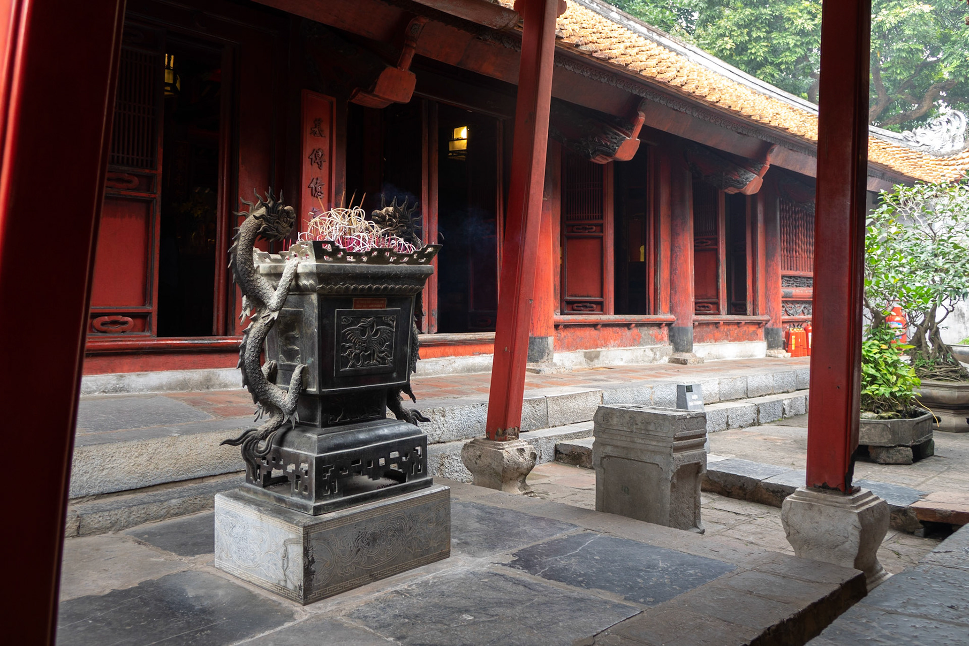 Văn Miếu (Văn Miếu - Quốc Tử Giám)Ly-dynastie (1009-1225).Văn Miếu ook wel Literatuurtempel genaamd is een Confuciustempel in de Vietnamese hoofdstad Hanoi. Hoewel er diverse Văn Miếu in Vietnam zijn, is de meest bekende en beroemde tempel te vinden in Hanoi en fungeerde als de eerste universiteit van Vietnam.