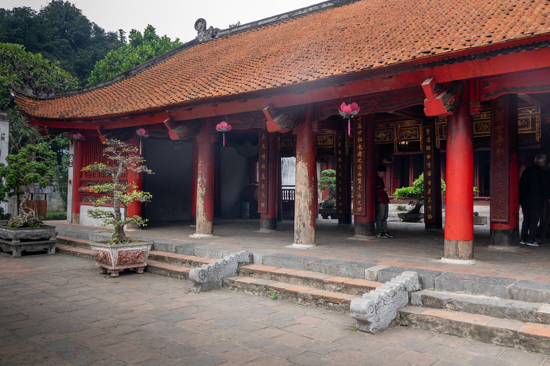 Văn Miếu (Văn Miếu - Quốc Tử Giám)Ly-dynastie (1009-1225).Văn Miếu ook wel Literatuurtempel genaamd is een Confuciustempel in de Vietnamese hoofdstad Hanoi. Hoewel er diverse Văn Miếu in Vietnam zijn, is de meest bekende en beroemde tempel te vinden in Hanoi en fungeerde als de eerste universiteit van Vietnam.