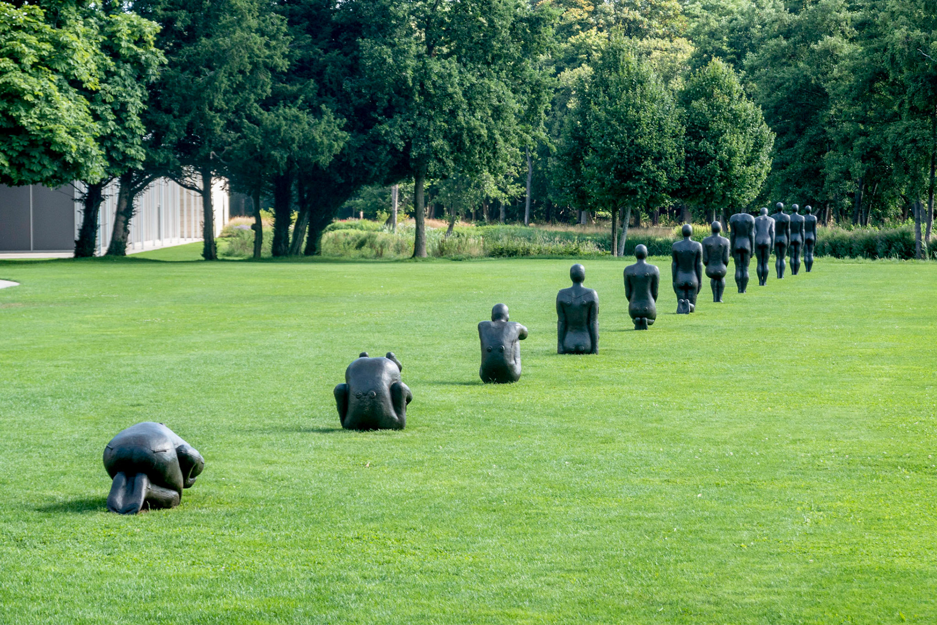 Voor het eerst in de geschiedenis van Voorlinden wordt met GROUND het grootste deel van het museum aan één kunstenaar gewijd. Dat maakt het een van de meest ambitieuze tentoonstellingen van Voorlinden ooit. ‘Als museum is er alles aan gedaan om Antony Gormley het podium te bieden dat hij verdient’, zegt directeur Suzanne Swarts. Gormley benadert het eeuwenoude onderwerp van het menselijk lichaam op eigen, unieke wijze. Hij raakt daarbij een universele en filosofische noot en bouwt voort op de kunstgeschiedenis en conceptuele beeldhouwkunst van de jaren ’60 en ‘70. tekst Voorlinden.