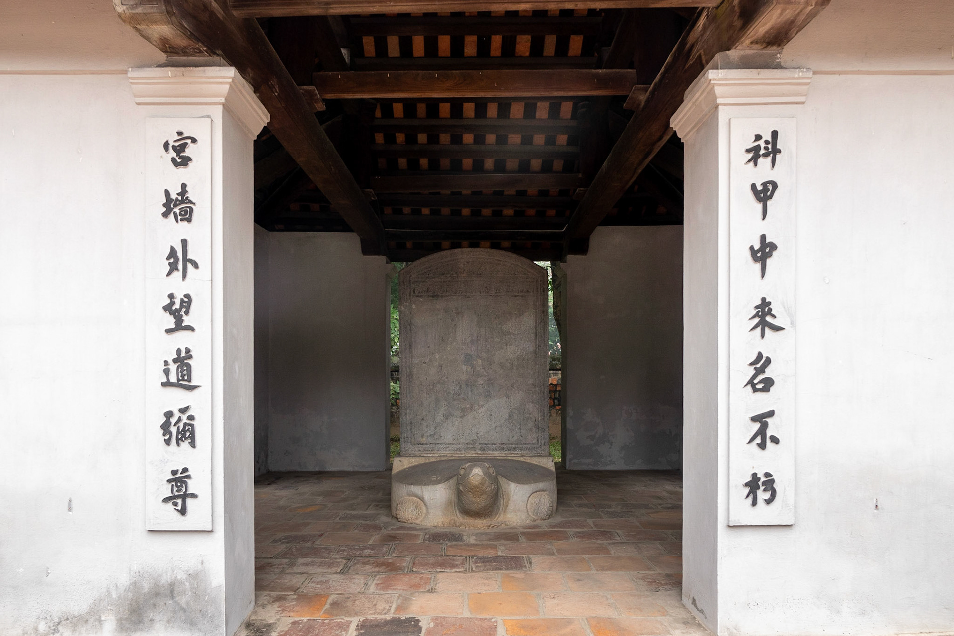 Văn Miếu (Văn Miếu - Quốc Tử Giám)Ly-dynastie (1009-1225).Văn Miếu ook wel Literatuurtempel genaamd is een Confuciustempel in de Vietnamese hoofdstad Hanoi. Hoewel er diverse Văn Miếu in Vietnam zijn, is de meest bekende en beroemde tempel te vinden in Hanoi en fungeerde als de eerste universiteit van Vietnam.