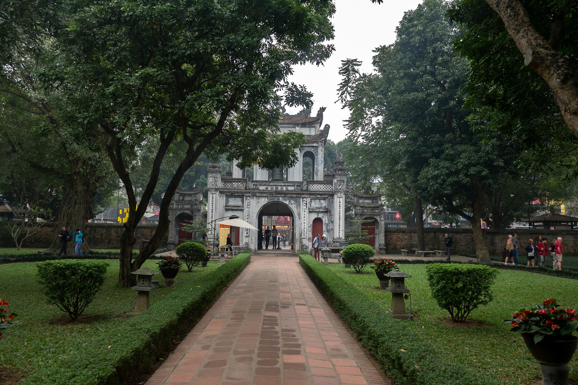 Văn Miếu (Văn Miếu - Quốc Tử Giám)Ly-dynastie (1009-1225).Văn Miếu ook wel Literatuurtempel genaamd is een Confuciustempel in de Vietnamese hoofdstad Hanoi. Hoewel er diverse Văn Miếu in Vietnam zijn, is de meest bekende en beroemde tempel te vinden in Hanoi en fungeerde als de eerste universiteit van Vietnam.