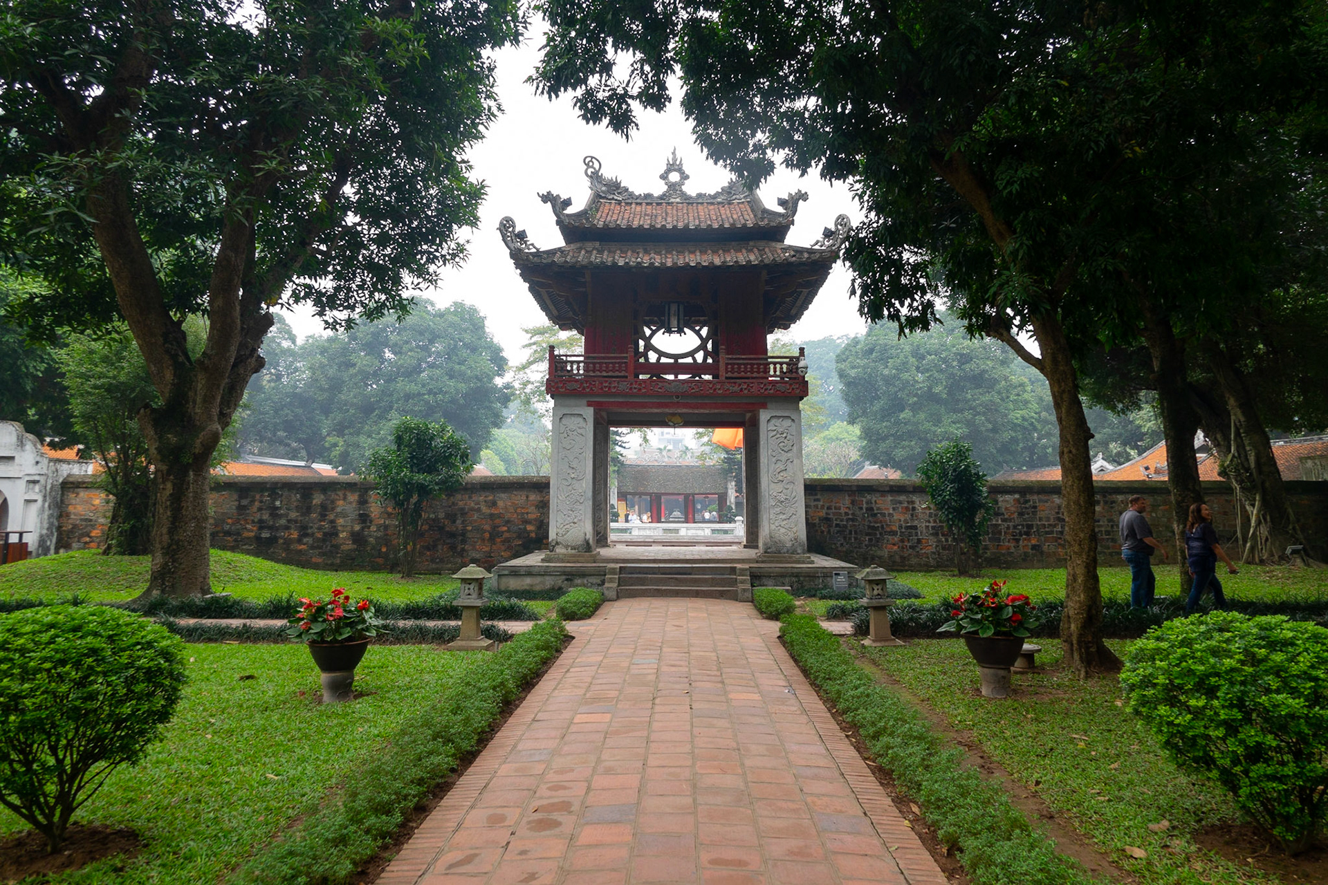 Văn Miếu (Văn Miếu - Quốc Tử Giám)Ly-dynastie (1009-1225).Văn Miếu ook wel Literatuurtempel genaamd is een Confuciustempel in de Vietnamese hoofdstad Hanoi. Hoewel er diverse Văn Miếu in Vietnam zijn, is de meest bekende en beroemde tempel te vinden in Hanoi en fungeerde als de eerste universiteit van Vietnam.